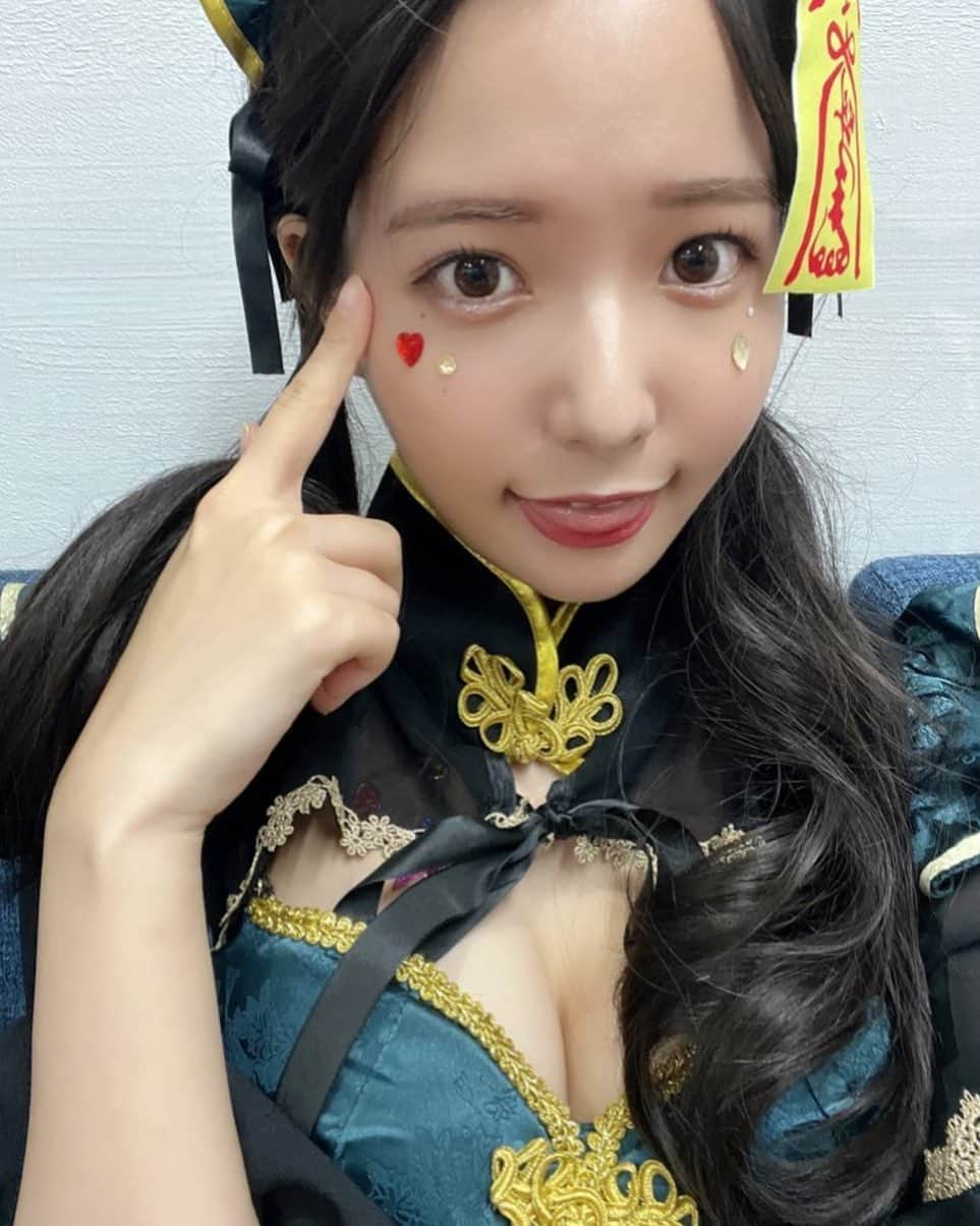 奥ゆいのインスタグラム：「みんなは何のコスプレが好き〜？🥰  明日12:00はハロウィン宿題チェキ発売開始の時間ですっ🫣🩷 ハロウィンゆいちゃんおうちに連れてってください🎃🌙👻🌟  #2i2  #アイドル #ハロウィン」