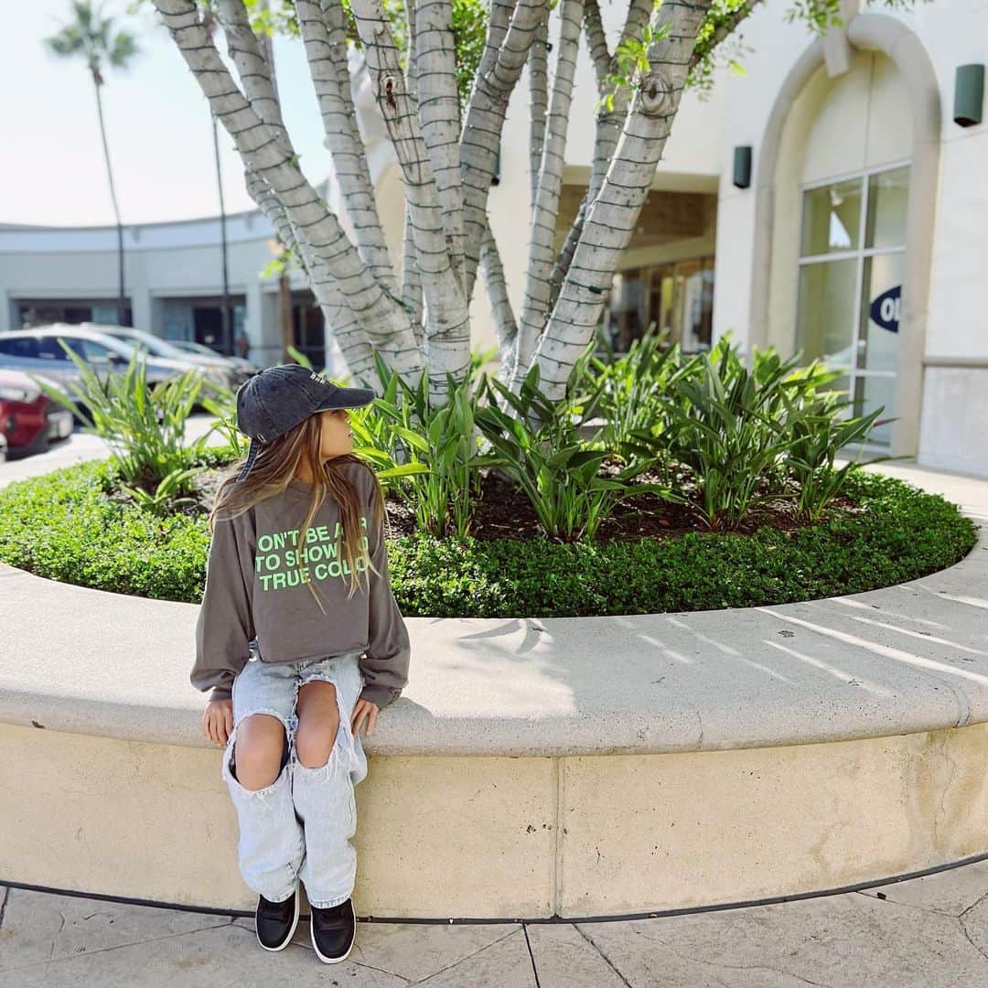 西山美希子さんのインスタグラム写真 - (西山美希子Instagram)「秋冬新作ただいま受注会中です💚娘は身長135cmで、キッズサイズ着用してます。LAはすこし肌寒くて、ロンTがちょうどいい！#TOIRO #TOIRO.」9月14日 21時39分 - mariaclove