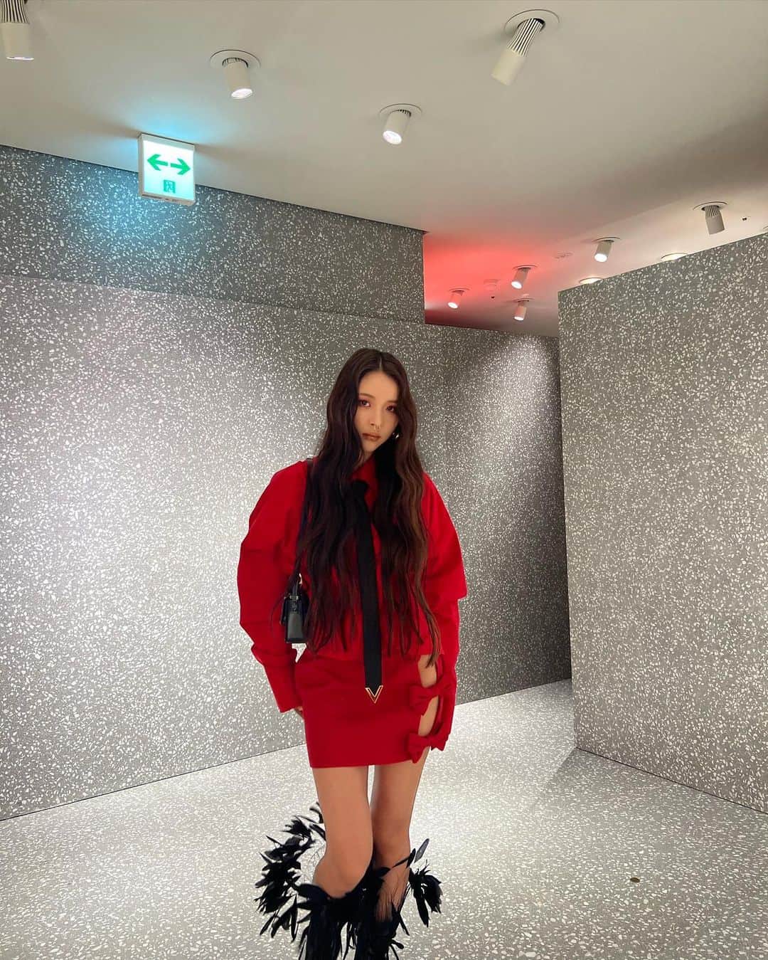 ミチさんのインスタグラム写真 - (ミチInstagram)「ヴァレンティノは2023-24年秋冬コレクション「ブラックタイ」の発売にあわせ、銀座店でプロのカメラマンによるキャンペーンビジュアルの撮影を体験できるサービスを9/21（木）まで実施中。撮影したビジュアルをその場でプリントするサービスも❤️ ヴァレンティノLINE公式アカウントではブランドロゴのデジタルフォトフレームを提供中🎱お気に入りの写真と組み合わせて、広告キャンペーンを再現したかのような特別なビジュアルが作成できます❤️ #ValentinoBlackTie #ValenTie  #PR  @MaisonValentino」9月14日 21時49分 - mi0306chi