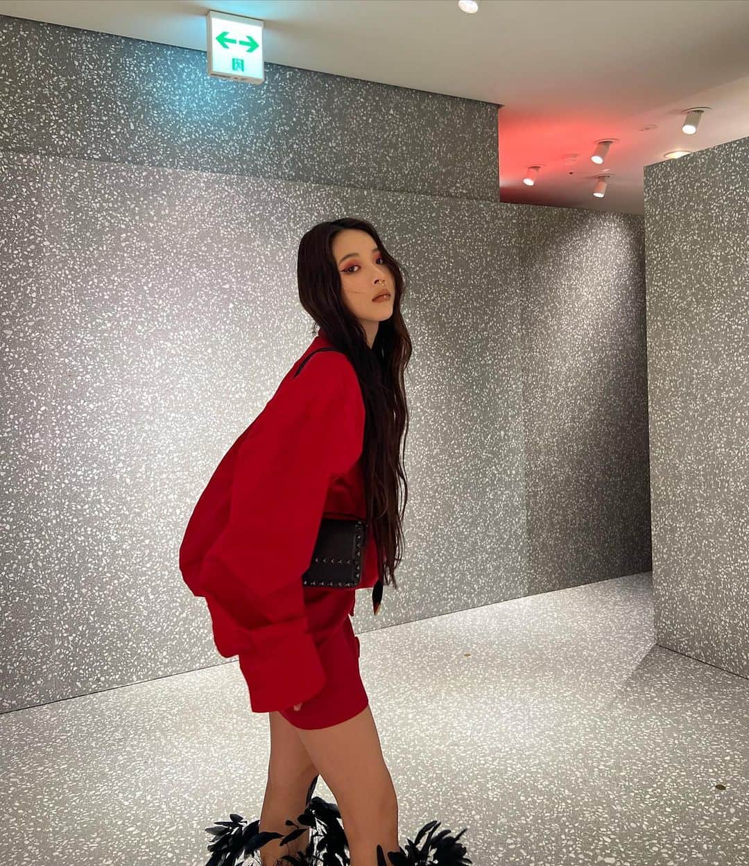ミチさんのインスタグラム写真 - (ミチInstagram)「ヴァレンティノは2023-24年秋冬コレクション「ブラックタイ」の発売にあわせ、銀座店でプロのカメラマンによるキャンペーンビジュアルの撮影を体験できるサービスを9/21（木）まで実施中。撮影したビジュアルをその場でプリントするサービスも❤️ ヴァレンティノLINE公式アカウントではブランドロゴのデジタルフォトフレームを提供中🎱お気に入りの写真と組み合わせて、広告キャンペーンを再現したかのような特別なビジュアルが作成できます❤️ #ValentinoBlackTie #ValenTie  #PR  @MaisonValentino」9月14日 21時49分 - mi0306chi