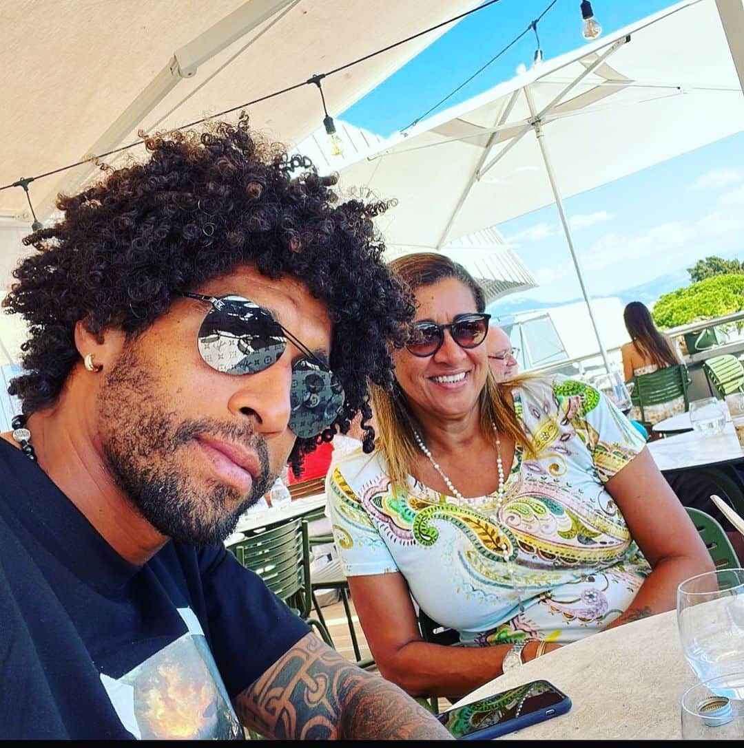 ダンテ・ボンフィム・コスタ・サントスのインスタグラム：「Happy BDAY mainha @veracosta41 muita saúde paz , luz , alegria , axé e felicidades 🥳🎂🎂 muitos anos de vida bombom 🙌🏽🙏🏾❤️love you 😘😘」