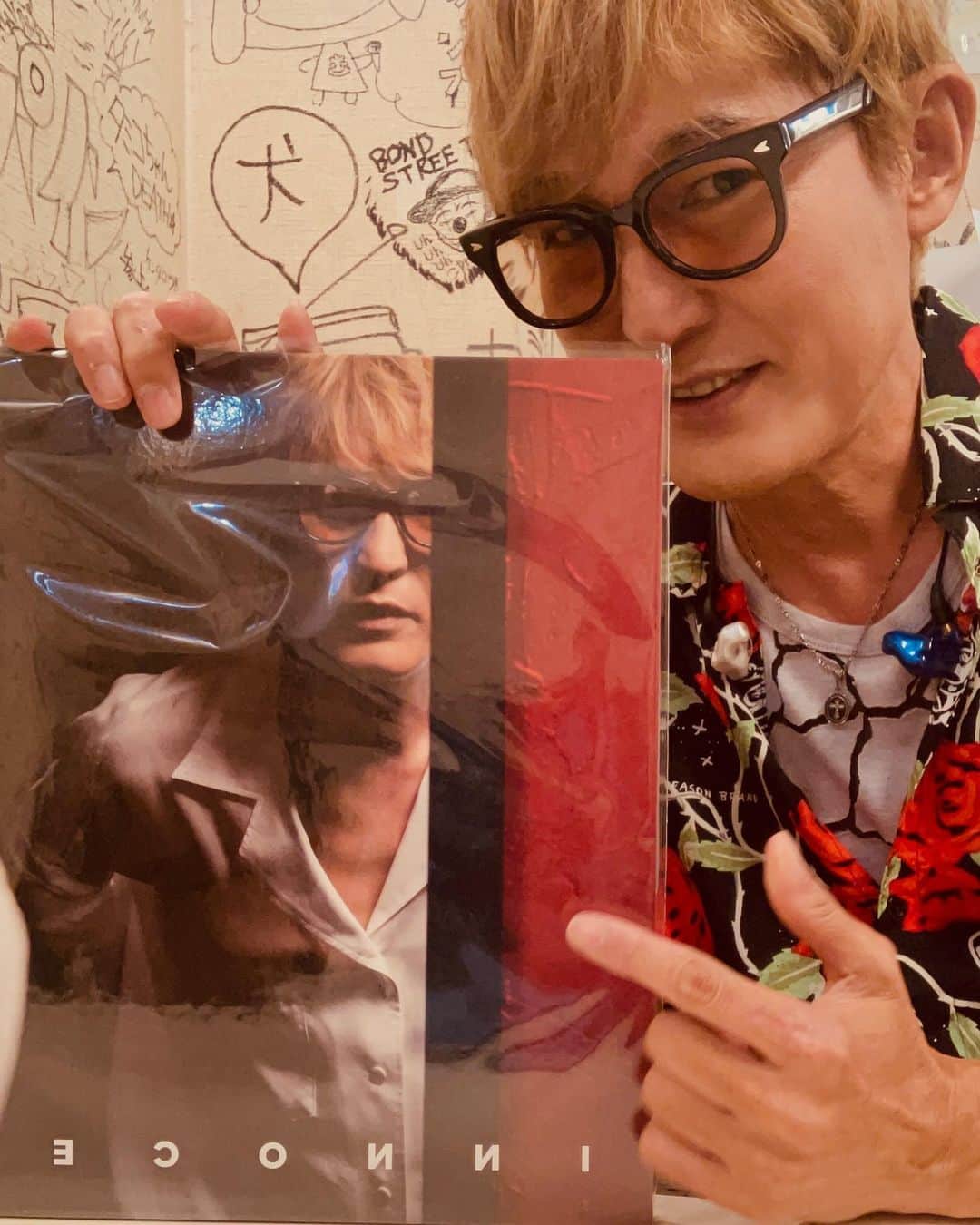 スガシカオのインスタグラム：「イノセント アナログ盤、あがってきました  9/20 発売です  2枚組で重い、すごい存在感。」
