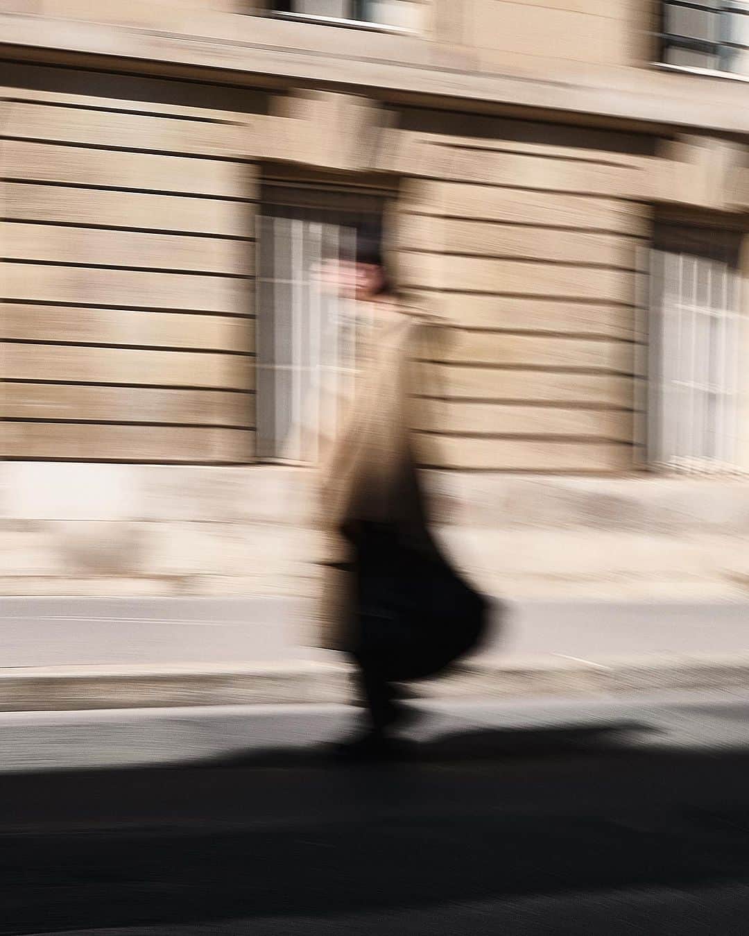 コートエシエルさんのインスタグラム写真 - (コートエシエルInstagram)「The OBION “Raven” from Fall/Winter ‘23  Shot on location in Paris, the OBION in its “Raven” fabrication provides a stark contrast to the glowing sandstone hue of the nearby buildings.   Photographer/Stylist: @graemegaughan」9月14日 21時42分 - coteetciel