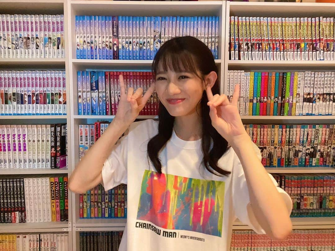 秋本帆華のインスタグラム：「. 少し前だけど🤏 チェンソーマン展に行ってきました♪ お洒落Tシャツげっちゅ〜💓 女性キャラが魅力的で大好きです！！！ １推しはパワーちゃん😈  #チェンソーマン #チェンソーマン展」