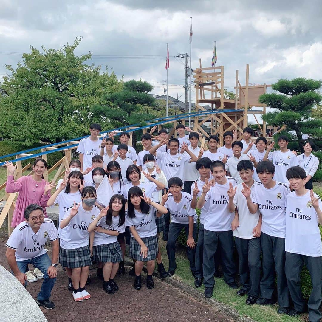 浦口史帆のインスタグラム：「✨青春✨  今日は、文化祭を明日に控えた愛知高校から生中継！🏫✨  １年７組の愛高祭の出し物は‥‥なんと！手作りのジェットコースター です！！🎢✨  全長60mの木製コースターを、 クラス全員で協力し、手作りで完成させました🥹👏👏  一つの目標に向かって真剣に頑張る姿が眩しかった‥‥😭💓✨  仲間と一緒に取り組むからこそ、 関わりの中でそれぞれの良さを知ったりお互いを補い合ったりできること、努力しても上手くいかなくて悔しく感じること、その分達成した時の喜びが大きくなること、自分たちで考えて正解を探すこと、、、たくさんのことを学んだと思います☺️🏫  担任の小﨑先生が、 生徒の皆さんの成長を見守りつつ、さりげなくサポートする姿もとっても素敵でした☺️✨  小﨑先生率いるクニオンズの皆さん！ 準備を頑張った分まで文化祭を思いっきり楽しんで最高の思い出を作ってくださいね✨  みんな輝いていました💫 ありがとうございました😊💛  #愛知高校 #文化祭 #ジェットコースター #手作りジェットコースター #青春 #🎢」