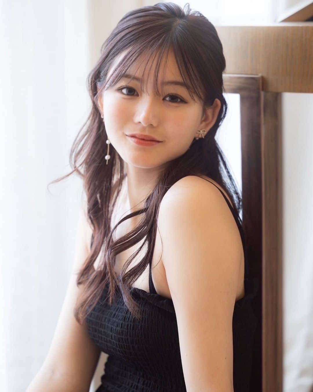 田仲埜愛のインスタグラム：「.  夏休み編で好評だった ハーフアップとワンピース カメラマンさんが沢山 オフショ撮ってくれました(⑅˘͈ ᵕ ˘͈ )..*❤︎  #今日好き #今日好きになりました  #夏休み編2023 #オフショット  #ハーフアップ #ワンピース #fyp #田仲埜愛」