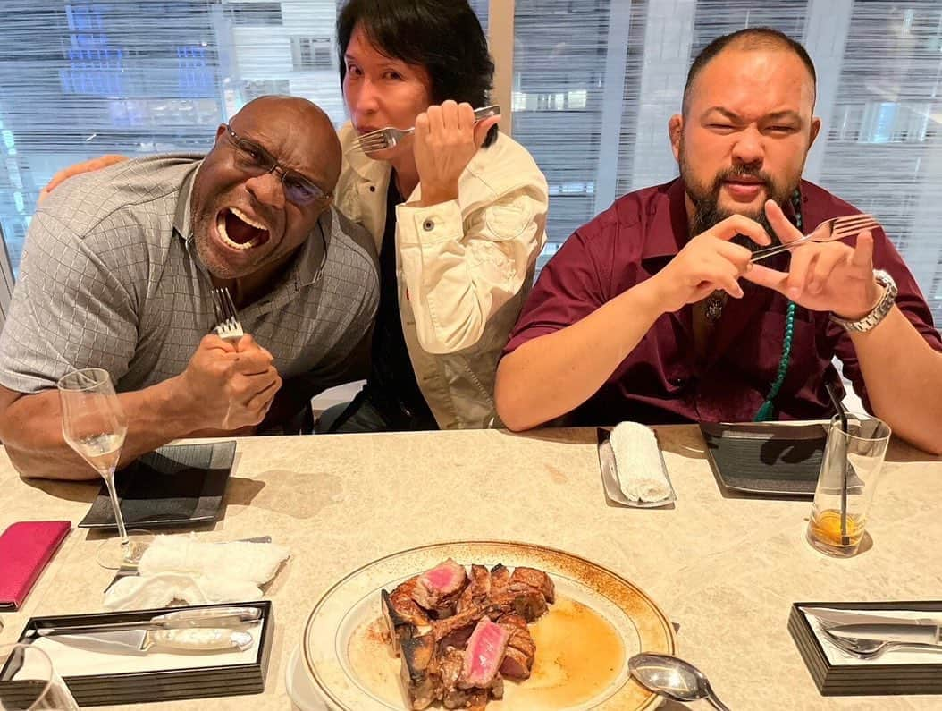 岡倫之さんのインスタグラム写真 - (岡倫之Instagram)「I had dinner with Bob Sapp. Do you think it's suitable for United Empire?  #ボブサップ と高級ステーキ店 #ウルフギャングステーキテッパン 銀座店で会食🥩  元・IWGPヘビー級チャンピオンのサップが帝国民入りしたら………  この話はユナイテッドエンパイア入場曲「帝国武闘曲」作曲者の @kojinw8 出演回の #王宮生活ラジオ で聞かせてやる👑    #ウルフギャング #銀座ディナー  #WolfgangsSteakhouse」9月14日 21時43分 - great_o_khan