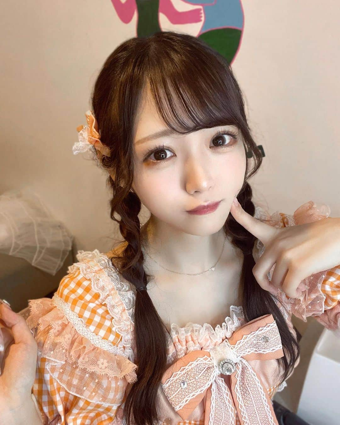 小林莉奈のインスタグラム：「ぬうちゃんの衣装🧡  オレンジ似合うかな？(,,- -,, )」