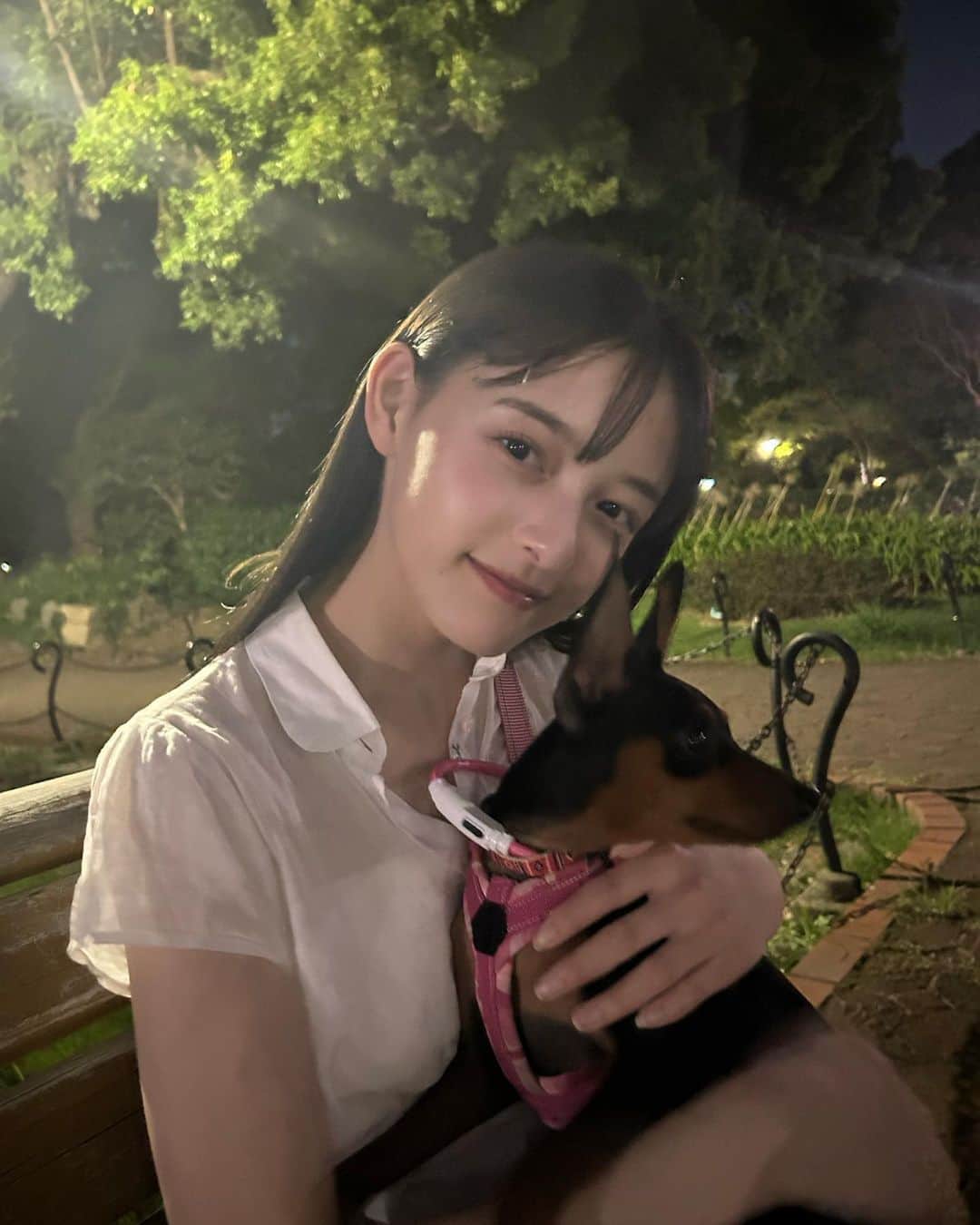 大峰ユリホのインスタグラム：「大好きな子🐕いつも私に食べられるがままなの可愛い〜〜」