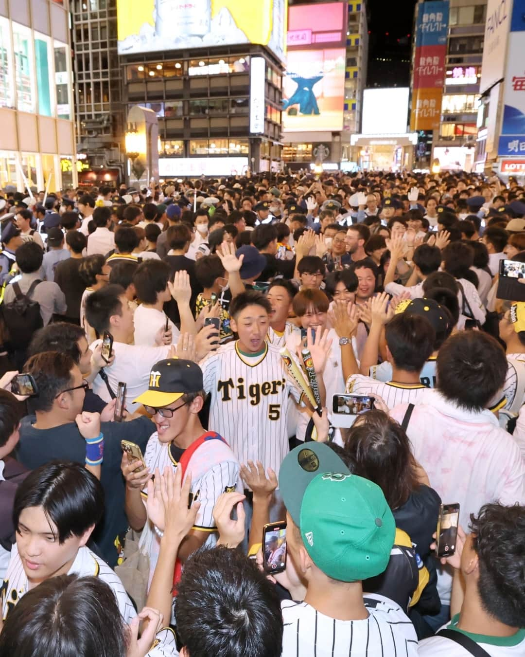 日本経済新聞社さんのインスタグラム写真 - (日本経済新聞社Instagram)「プロ野球のセ・リーグは14日、優勝マジックを1としていた阪神が2005年以来18年ぶり6度目の優勝を決めました。同日に本拠地の甲子園球場で行われた巨人戦に4-3で勝利。⁠ 05年の前回優勝を率い、今季から復帰した岡田彰布監督の下、強力な投手力を前面に出して守り勝つ野球を展開。セ・リーグの全球団に勝ち越すなど、シーズンを通して安定した戦いぶりが光りました。⁠ ⁠ 詳細はプロフィールの linkin.bio/nikkei をタップ。⁠ 投稿一覧からコンテンツをご覧になれます。⁠→⁠@nikkei⁠ ⁠ #日経電子版 #ニュース #阪神タイガース #道頓堀 #セリーグ #プロ野球 #野球女子」9月14日 21時45分 - nikkei