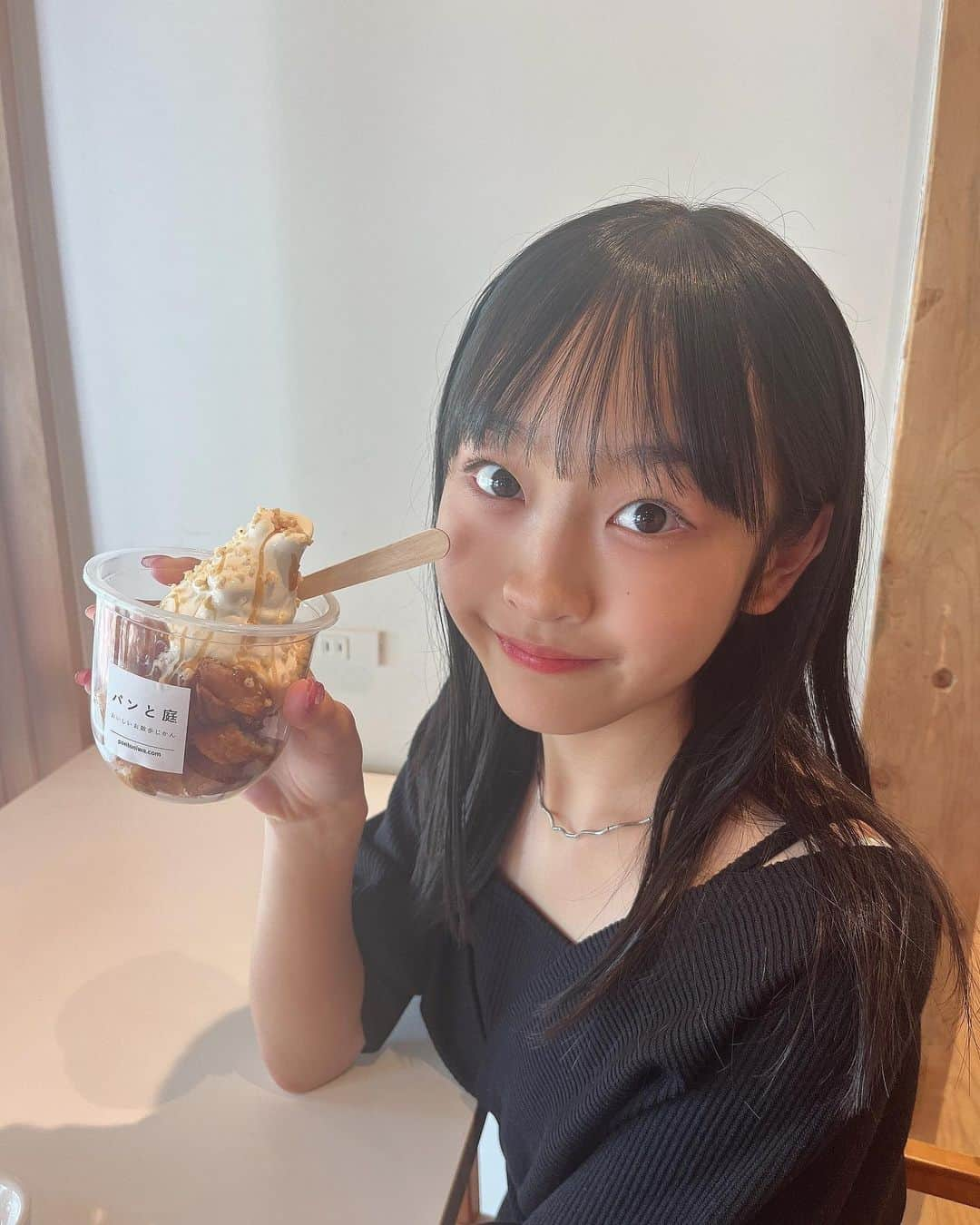 西野心桜のインスタグラム：「アイスの中にクロワッサンが入ってるの🥐 しかもキャラメルなの🥹🥹♡   #カフェ  #カフェ巡り  #キャラメル  #アイス  #jc2  #09  #女子中学生」