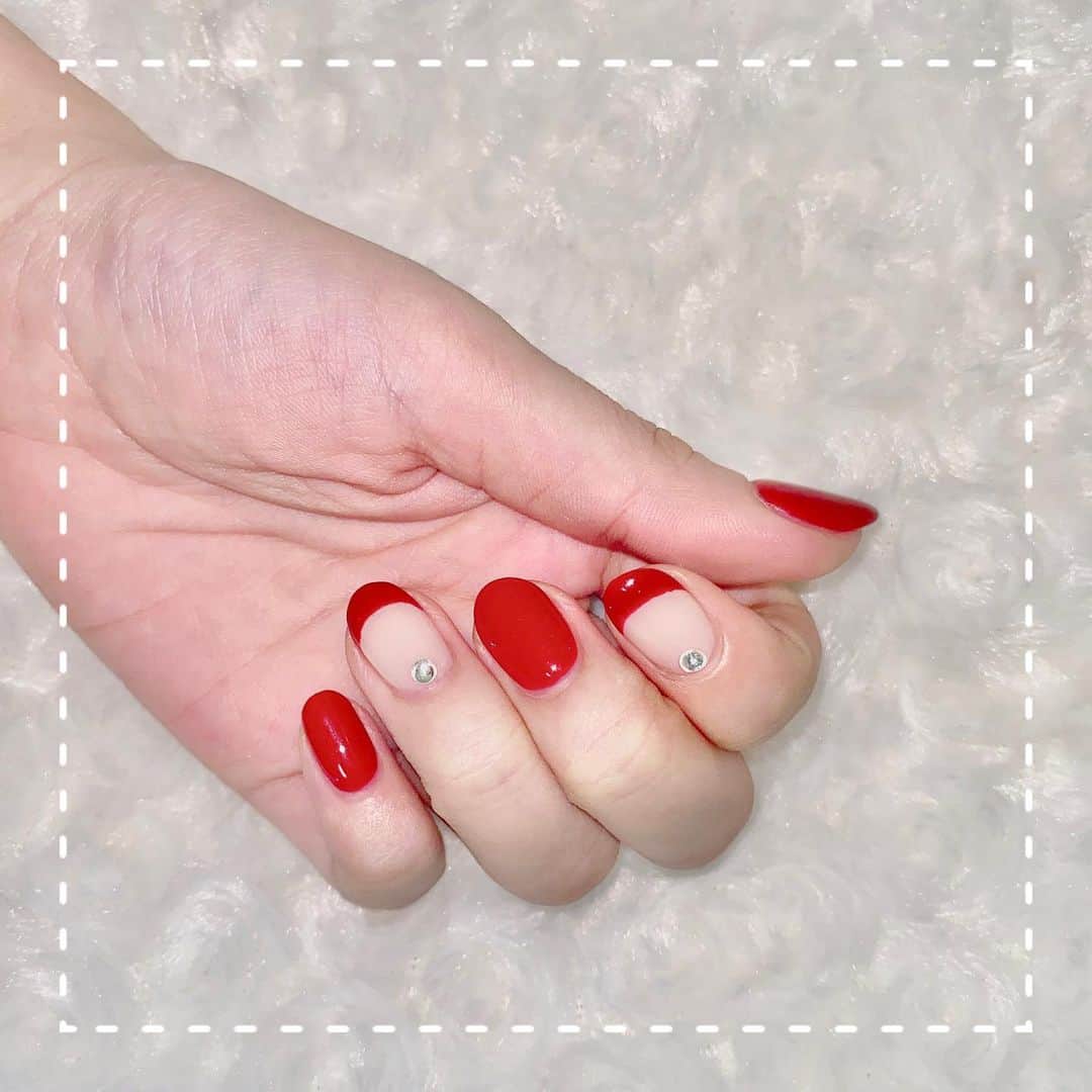 長南舞さんのインスタグラム写真 - (長南舞Instagram)「今のネイル💅 シンプルなデザインに真っ赤可愛い〜！❤️ 浴衣に合わせて赤のネイルにしたよ！  えみさん(@__emi.arai__ )いつも有難うございます！  #ネイルデザイン #ネイル #nails #赤ネイル #フレンチネイル #銀座ネイルサロン #ネイルサロン #mooipark銀座店 #mooipark」9月14日 21時47分 - chonanmai