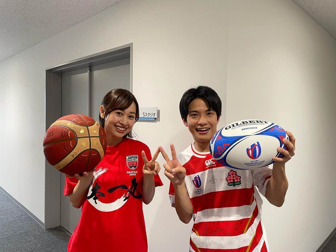 松原朋美さんのインスタグラム写真 - (松原朋美Instagram)「🏀バスケ&ラグビーW杯🏉  バスケW杯の熱が冷めやらぬ中、今度はラグビーW杯で盛り上がらねばー！！✨  中京テレビではどちらのW杯も応援しよう！ということで 田村アナとSNS用にパチリ📷  秘蔵映像の田村アナのスキップも載せておきます😎笑  #バスケットボールW杯 #ラグビーW杯 #田村浩平#松原朋美 #2人とも球技は苦手系 #にわかでも楽しいのがスポーツの力 #全力応援」9月14日 21時47分 - matsubara.tomomi.0205