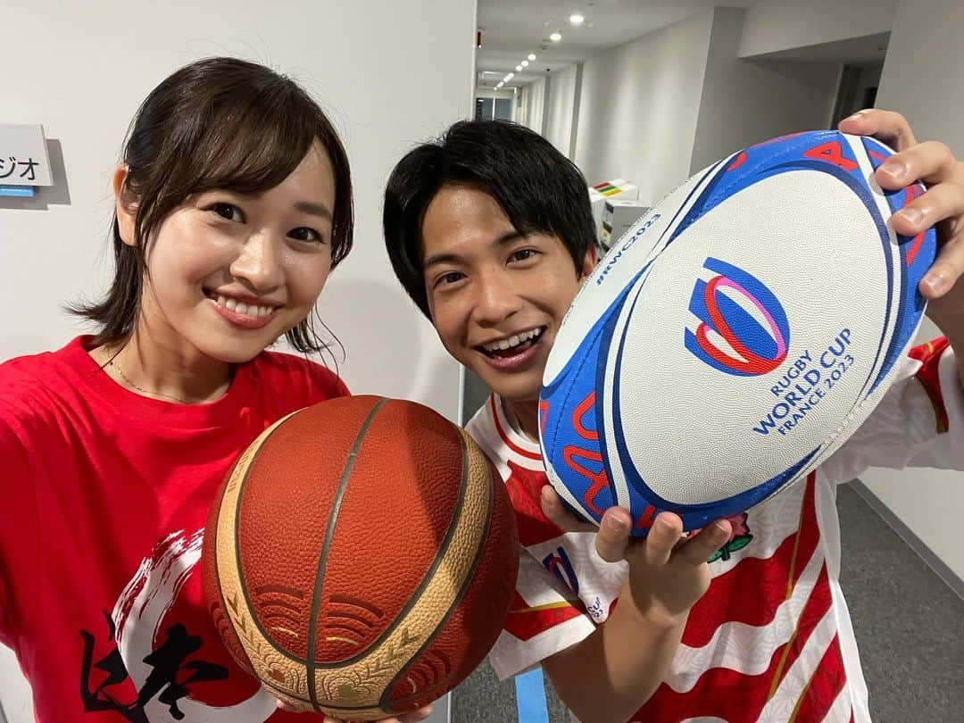 松原朋美のインスタグラム：「🏀バスケ&ラグビーW杯🏉  バスケW杯の熱が冷めやらぬ中、今度はラグビーW杯で盛り上がらねばー！！✨  中京テレビではどちらのW杯も応援しよう！ということで 田村アナとSNS用にパチリ📷  秘蔵映像の田村アナのスキップも載せておきます😎笑  #バスケットボールW杯 #ラグビーW杯 #田村浩平#松原朋美 #2人とも球技は苦手系 #にわかでも楽しいのがスポーツの力 #全力応援」