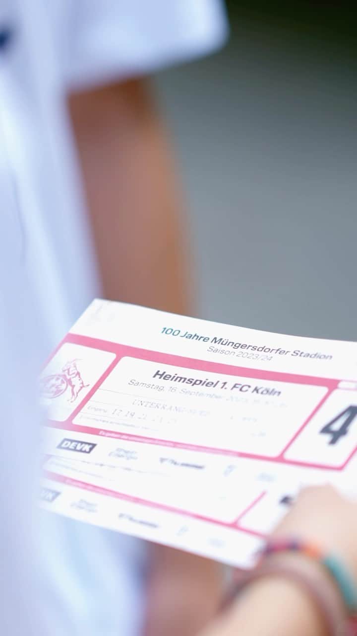 1.FCケルンのインスタグラム：「𝟏𝟎𝟎 𝑱𝒂𝒉𝒓𝒆 Müngersdorf: Am Samstag ab 10 Uhr sind in allen FC-Fanshops symbolische FC-Sondertickets erhältlich, die 𝐍𝐈𝐂𝐇𝐓 die offizielle Eintrittskarte ersetzen. 🎟️    Die Stückzahl ist auf 𝟔.𝟓𝟎𝟎 begrenzt, das Ticket kostet 𝟏 𝐄𝐮𝐫𝐨. Zusätzlich sind die Sondertickets am Spieltag an allen Verkaufsstellen im RheinEnergieSTADION erhältlich. 🏟️    Wer am Spieltag im Fanshop ab einem Einkaufswert von 20 € einkauft, bekommt ein Tickets gratis dazu.」