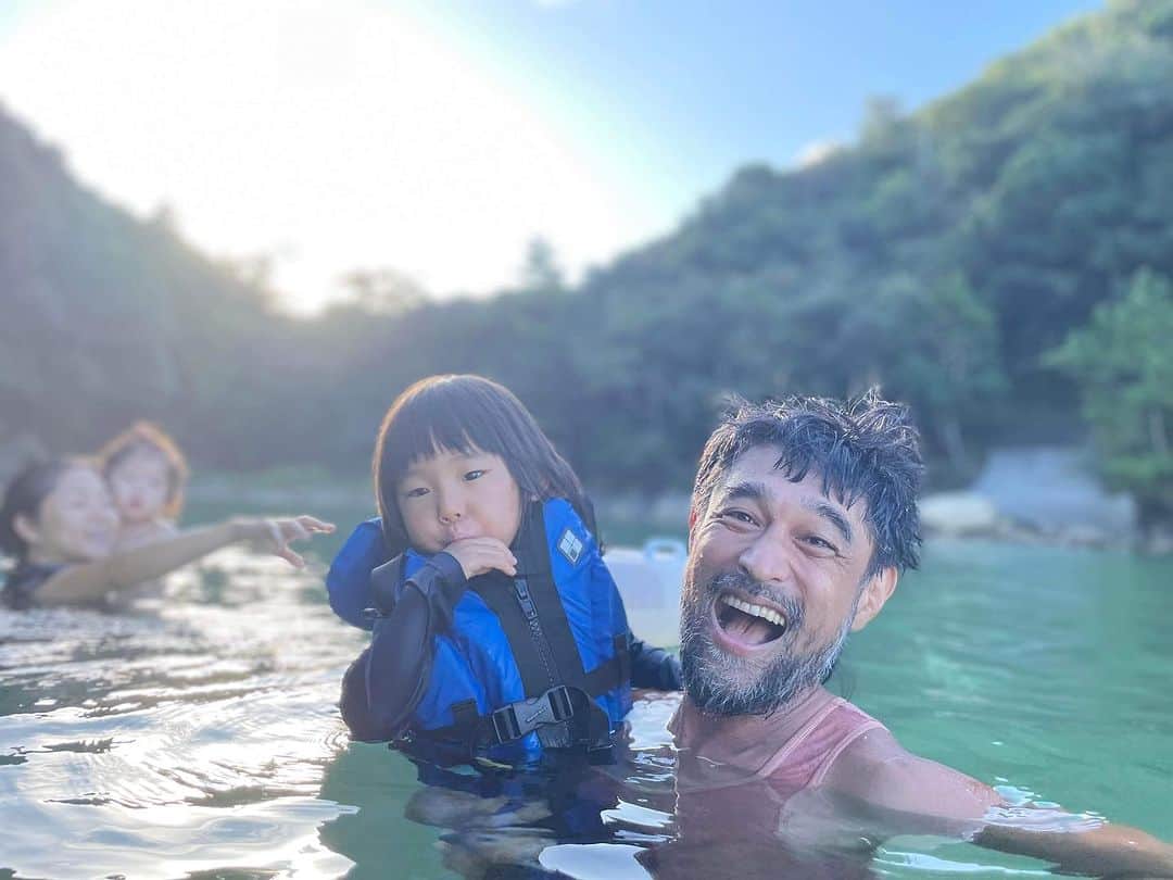 三宅洋平のインスタグラム：「いつ俺がいなくなっても自分で泳げるお前を鍛えたいなるべく自然なペースでと思う親父45歳の晩夏@徳島・海陽町  愛のあるphopo grapher @leki303ibb  いつもありがとう」