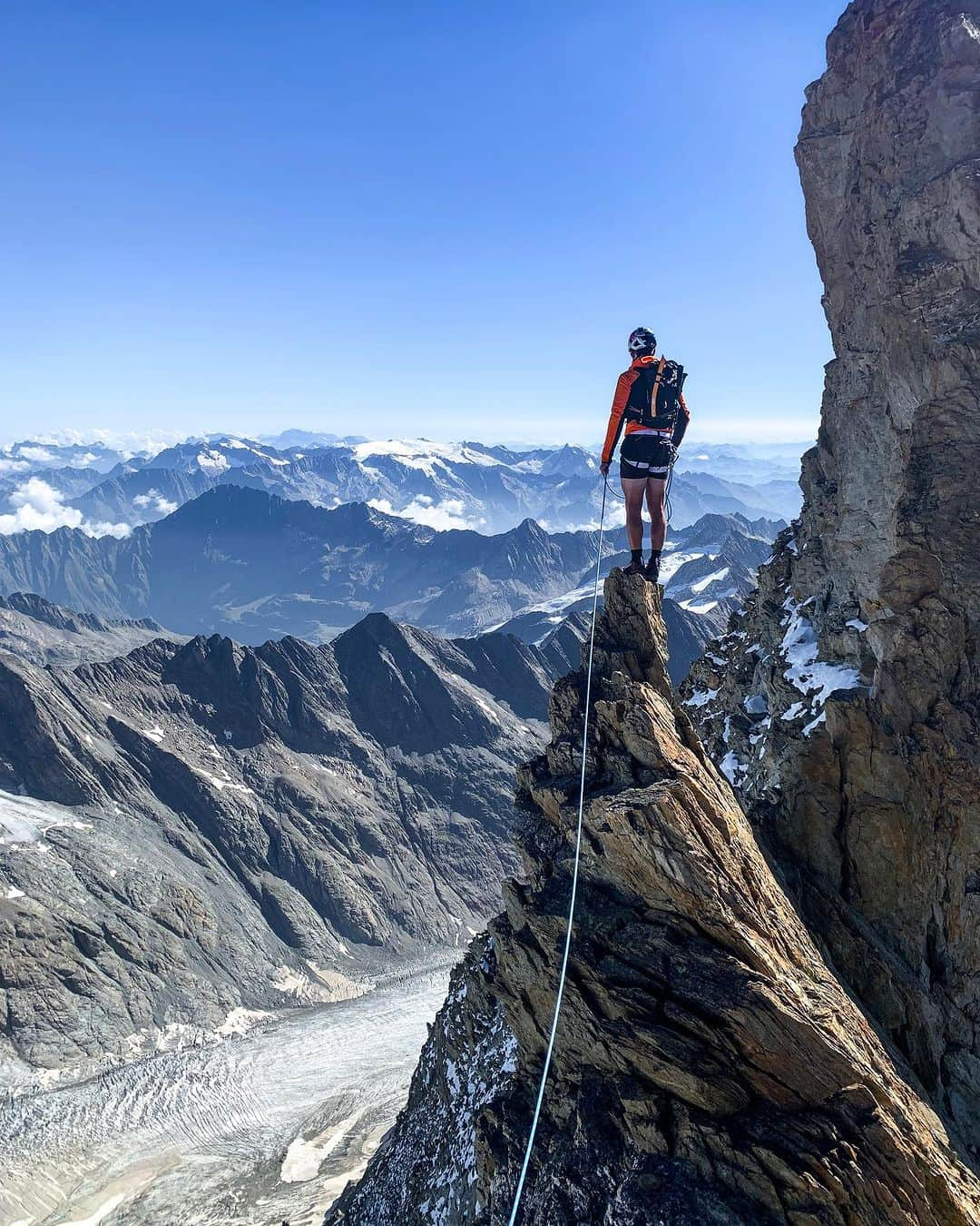 Mammutさんのインスタグラム写真 - (MammutInstagram)「Together with @adrian.zurbruegg , we climbed over the seven peaks Mättenberg, Ankebälli, Gwächta, Klein Schreckhorn, Nässihorn, Schreckhorn, and Lauteraarhorn from Grindelwald up to the Grimsel, in only 18 hours and 52 minutes. A high alpine marathon, with 4200 meters vertical and 42 kilometers. The ridge from the Mättenberg to the Schreckhorn is rarely made and therefore it offers remote and wild climbing. There is practically no gear like pitons or bolts, and the rock is partly brittle, which makes climbing even more difficult.   We didn’t know the tour and didn’t know exactly what to expect. Only the climb up the Mättenberg was familiar to me, as I had set up a water depot there the day before. For our undertaking, we calculated a time of 20 hours. In the end, we beat the time by a little more than an hour.   Staying focused for such a long period of time is highly demanding and leaves its mark. We were glad when we stood on the glacier after the descent from Lauteraarhorn. From then on, a fall no longer had fatal consequences - just a few scrapes. At the end, the meltwater from the glacier and the sweat let our feet swell, which made the last 17km a painful final push.   This project was not about being 5 minutes faster or slower, but about exploring what is possible in one day and one push - it was about being the first to climb a new logical line.  @redbullswitzerland @mammut_swiss1862 @schako_ch @ingplus_ag  @baechlibergsport @renault_suisse @julbo_eyewear @altimum_sa   #speedmountaineering #mountaineering #mountainlife #climbing #schreckhorn #lauteraarhorn #jungfrauregion #swissalps」9月14日 21時58分 - mammut_swiss1862