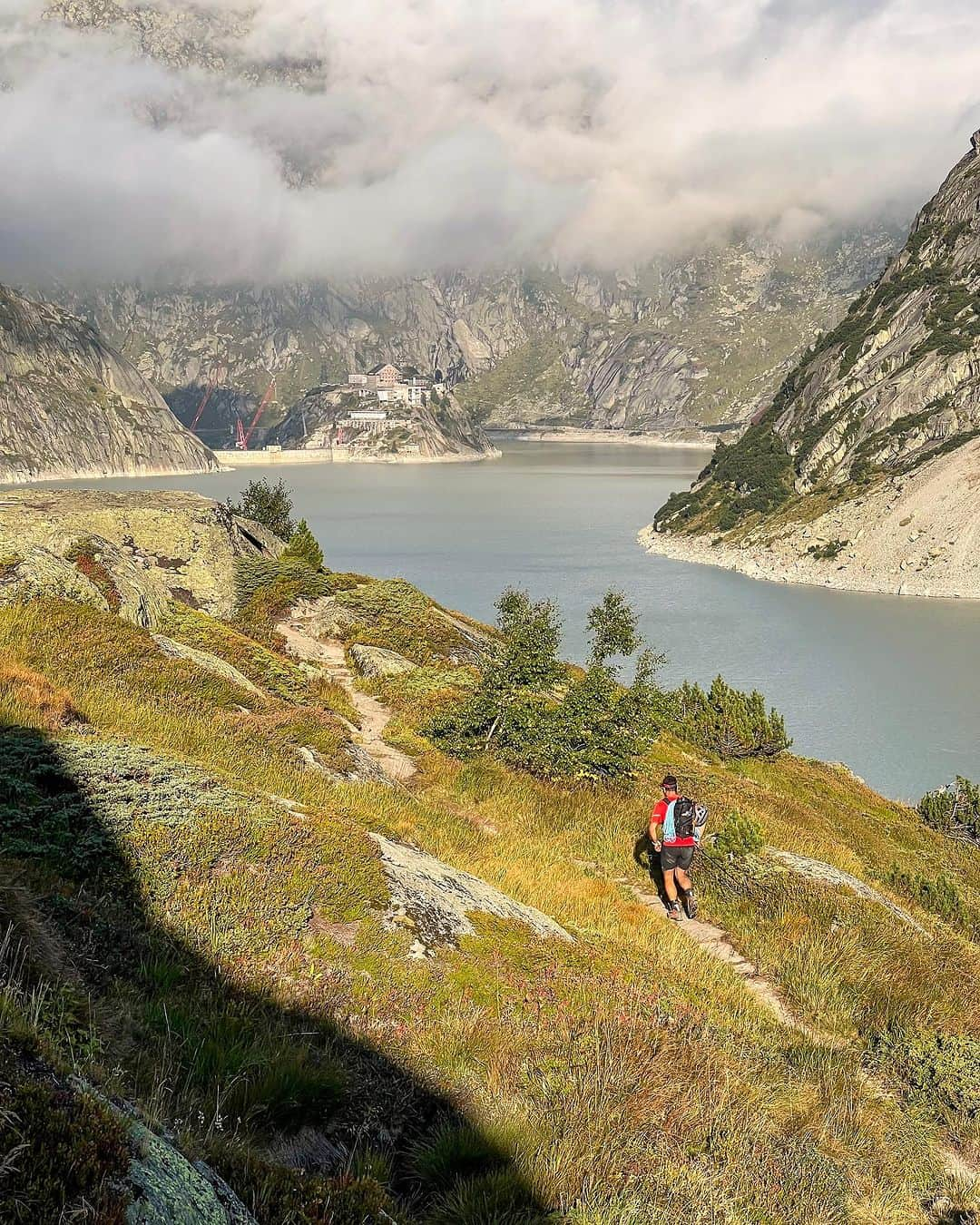 Mammutさんのインスタグラム写真 - (MammutInstagram)「Together with @adrian.zurbruegg , we climbed over the seven peaks Mättenberg, Ankebälli, Gwächta, Klein Schreckhorn, Nässihorn, Schreckhorn, and Lauteraarhorn from Grindelwald up to the Grimsel, in only 18 hours and 52 minutes. A high alpine marathon, with 4200 meters vertical and 42 kilometers. The ridge from the Mättenberg to the Schreckhorn is rarely made and therefore it offers remote and wild climbing. There is practically no gear like pitons or bolts, and the rock is partly brittle, which makes climbing even more difficult.   We didn’t know the tour and didn’t know exactly what to expect. Only the climb up the Mättenberg was familiar to me, as I had set up a water depot there the day before. For our undertaking, we calculated a time of 20 hours. In the end, we beat the time by a little more than an hour.   Staying focused for such a long period of time is highly demanding and leaves its mark. We were glad when we stood on the glacier after the descent from Lauteraarhorn. From then on, a fall no longer had fatal consequences - just a few scrapes. At the end, the meltwater from the glacier and the sweat let our feet swell, which made the last 17km a painful final push.   This project was not about being 5 minutes faster or slower, but about exploring what is possible in one day and one push - it was about being the first to climb a new logical line.  @redbullswitzerland @mammut_swiss1862 @schako_ch @ingplus_ag  @baechlibergsport @renault_suisse @julbo_eyewear @altimum_sa   #speedmountaineering #mountaineering #mountainlife #climbing #schreckhorn #lauteraarhorn #jungfrauregion #swissalps」9月14日 21時58分 - mammut_swiss1862