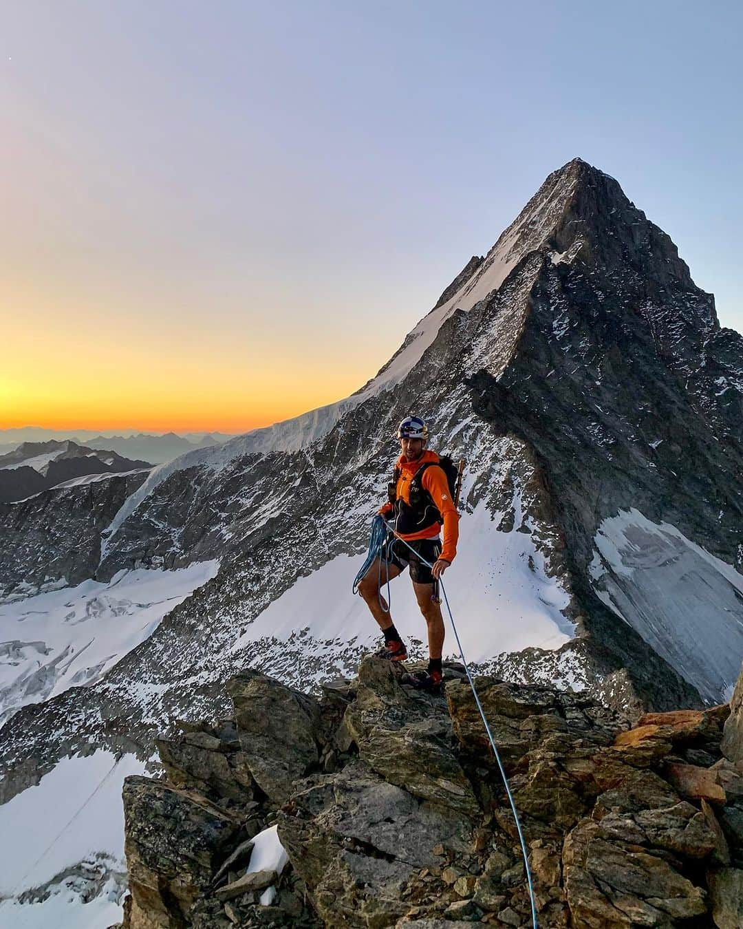 Mammutさんのインスタグラム写真 - (MammutInstagram)「Together with @adrian.zurbruegg , we climbed over the seven peaks Mättenberg, Ankebälli, Gwächta, Klein Schreckhorn, Nässihorn, Schreckhorn, and Lauteraarhorn from Grindelwald up to the Grimsel, in only 18 hours and 52 minutes. A high alpine marathon, with 4200 meters vertical and 42 kilometers. The ridge from the Mättenberg to the Schreckhorn is rarely made and therefore it offers remote and wild climbing. There is practically no gear like pitons or bolts, and the rock is partly brittle, which makes climbing even more difficult.   We didn’t know the tour and didn’t know exactly what to expect. Only the climb up the Mättenberg was familiar to me, as I had set up a water depot there the day before. For our undertaking, we calculated a time of 20 hours. In the end, we beat the time by a little more than an hour.   Staying focused for such a long period of time is highly demanding and leaves its mark. We were glad when we stood on the glacier after the descent from Lauteraarhorn. From then on, a fall no longer had fatal consequences - just a few scrapes. At the end, the meltwater from the glacier and the sweat let our feet swell, which made the last 17km a painful final push.   This project was not about being 5 minutes faster or slower, but about exploring what is possible in one day and one push - it was about being the first to climb a new logical line.  @redbullswitzerland @mammut_swiss1862 @schako_ch @ingplus_ag  @baechlibergsport @renault_suisse @julbo_eyewear @altimum_sa   #speedmountaineering #mountaineering #mountainlife #climbing #schreckhorn #lauteraarhorn #jungfrauregion #swissalps」9月14日 21時58分 - mammut_swiss1862