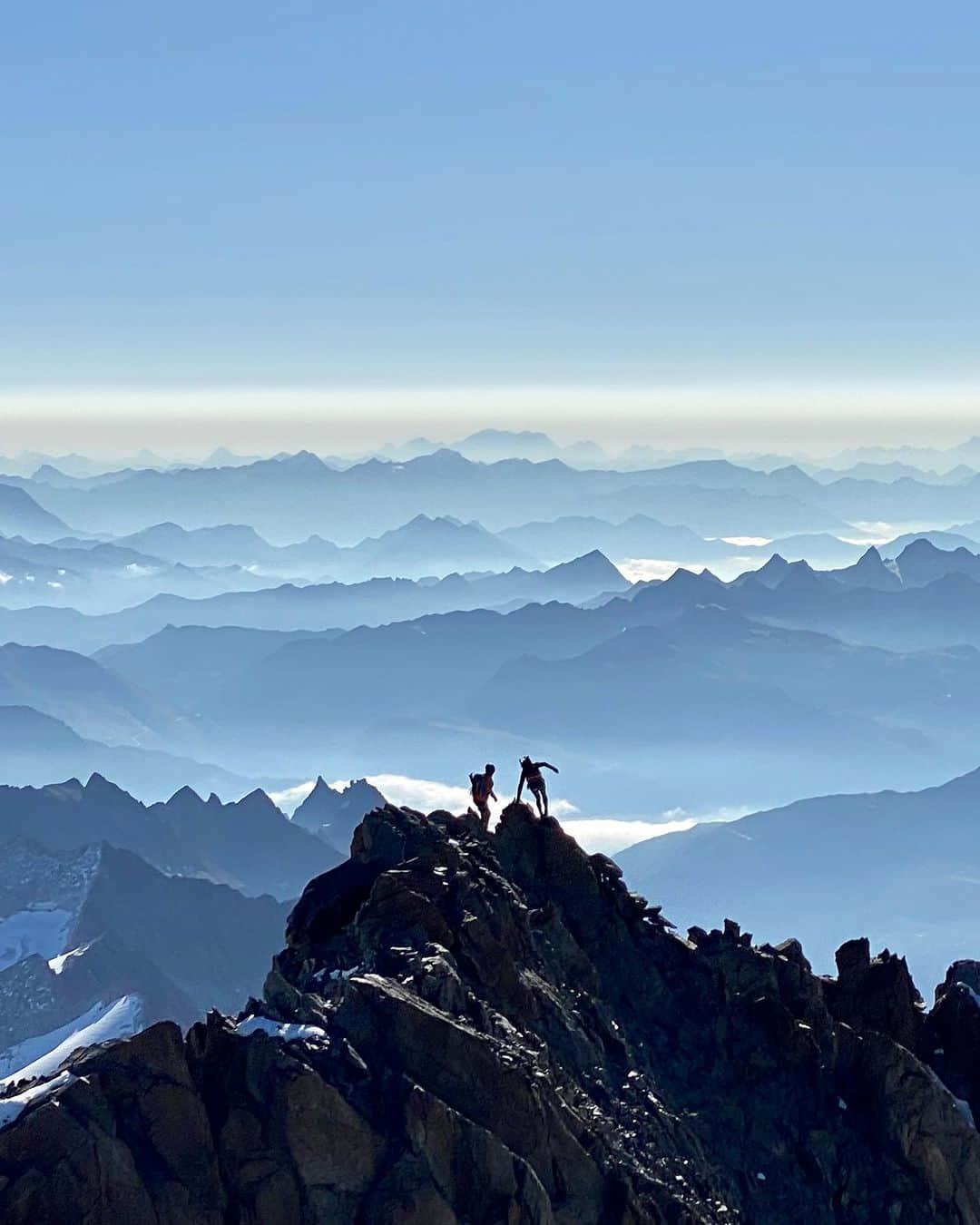 Mammutさんのインスタグラム写真 - (MammutInstagram)「Together with @adrian.zurbruegg , we climbed over the seven peaks Mättenberg, Ankebälli, Gwächta, Klein Schreckhorn, Nässihorn, Schreckhorn, and Lauteraarhorn from Grindelwald up to the Grimsel, in only 18 hours and 52 minutes. A high alpine marathon, with 4200 meters vertical and 42 kilometers. The ridge from the Mättenberg to the Schreckhorn is rarely made and therefore it offers remote and wild climbing. There is practically no gear like pitons or bolts, and the rock is partly brittle, which makes climbing even more difficult.   We didn’t know the tour and didn’t know exactly what to expect. Only the climb up the Mättenberg was familiar to me, as I had set up a water depot there the day before. For our undertaking, we calculated a time of 20 hours. In the end, we beat the time by a little more than an hour.   Staying focused for such a long period of time is highly demanding and leaves its mark. We were glad when we stood on the glacier after the descent from Lauteraarhorn. From then on, a fall no longer had fatal consequences - just a few scrapes. At the end, the meltwater from the glacier and the sweat let our feet swell, which made the last 17km a painful final push.   This project was not about being 5 minutes faster or slower, but about exploring what is possible in one day and one push - it was about being the first to climb a new logical line.  @redbullswitzerland @mammut_swiss1862 @schako_ch @ingplus_ag  @baechlibergsport @renault_suisse @julbo_eyewear @altimum_sa   #speedmountaineering #mountaineering #mountainlife #climbing #schreckhorn #lauteraarhorn #jungfrauregion #swissalps」9月14日 21時58分 - mammut_swiss1862