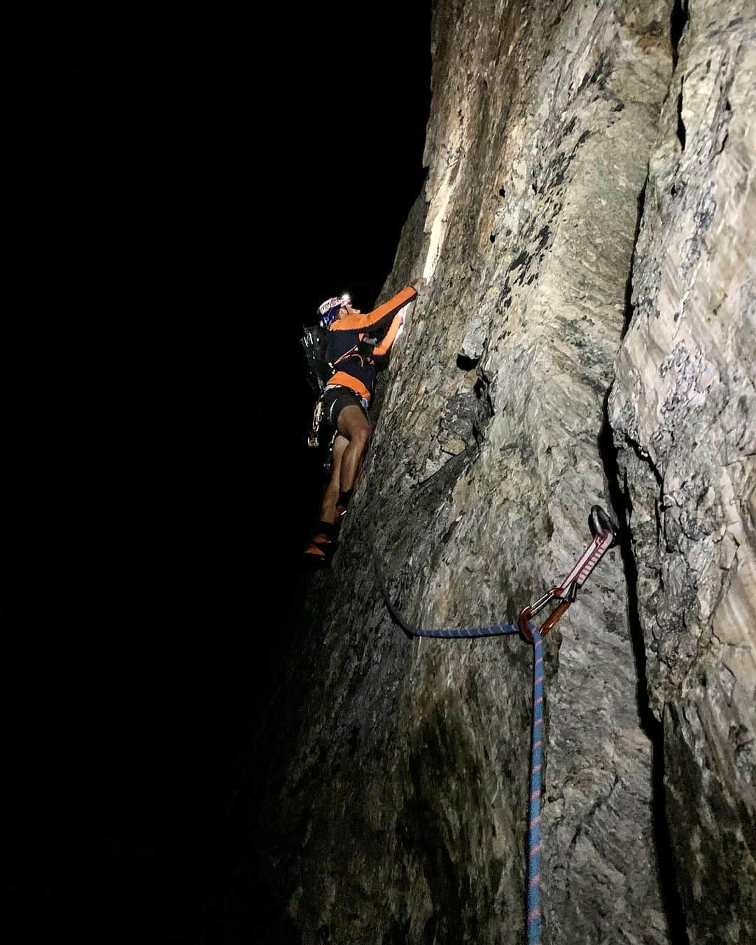 Mammutさんのインスタグラム写真 - (MammutInstagram)「Together with @adrian.zurbruegg , we climbed over the seven peaks Mättenberg, Ankebälli, Gwächta, Klein Schreckhorn, Nässihorn, Schreckhorn, and Lauteraarhorn from Grindelwald up to the Grimsel, in only 18 hours and 52 minutes. A high alpine marathon, with 4200 meters vertical and 42 kilometers. The ridge from the Mättenberg to the Schreckhorn is rarely made and therefore it offers remote and wild climbing. There is practically no gear like pitons or bolts, and the rock is partly brittle, which makes climbing even more difficult.   We didn’t know the tour and didn’t know exactly what to expect. Only the climb up the Mättenberg was familiar to me, as I had set up a water depot there the day before. For our undertaking, we calculated a time of 20 hours. In the end, we beat the time by a little more than an hour.   Staying focused for such a long period of time is highly demanding and leaves its mark. We were glad when we stood on the glacier after the descent from Lauteraarhorn. From then on, a fall no longer had fatal consequences - just a few scrapes. At the end, the meltwater from the glacier and the sweat let our feet swell, which made the last 17km a painful final push.   This project was not about being 5 minutes faster or slower, but about exploring what is possible in one day and one push - it was about being the first to climb a new logical line.  @redbullswitzerland @mammut_swiss1862 @schako_ch @ingplus_ag  @baechlibergsport @renault_suisse @julbo_eyewear @altimum_sa   #speedmountaineering #mountaineering #mountainlife #climbing #schreckhorn #lauteraarhorn #jungfrauregion #swissalps」9月14日 21時58分 - mammut_swiss1862