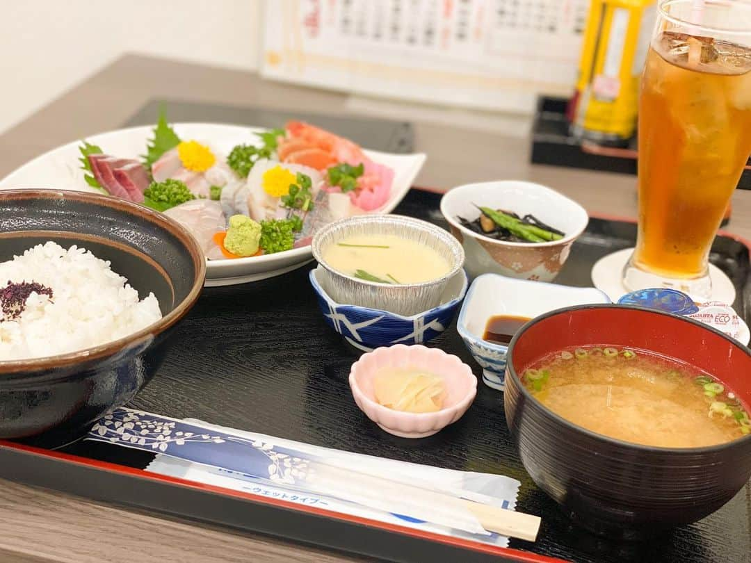 海津ゆうこのインスタグラム：「いつか行きたいと思っていた リカー&フーズほんま ほんゆうのランチ。  噂には聞いてたけど、 このボリューム！！  ご飯、多いかもと思っていたけど、 お刺身がおいしすぎて ペロっと食べてしまいました。  初めて入ったので お店のシステムがわからなかったけど、 酒屋さんに入って右奥が ランチスペースです。  11時半頃に行って４組くらいいたので ランチのピークは結構混むと思います。  あの辺りまでなかなか行く機会がないけど、 また行こう😊  ご馳走さまでした。  #ランチ#刺身定食#新発田ランチ #ランチメニュー #lunchtime #lunch#おいしいもの #刺身 #instagood #instadaily #instalike #instalife #instapic #フリーアナウンサー#ラジオパーソナリティー」