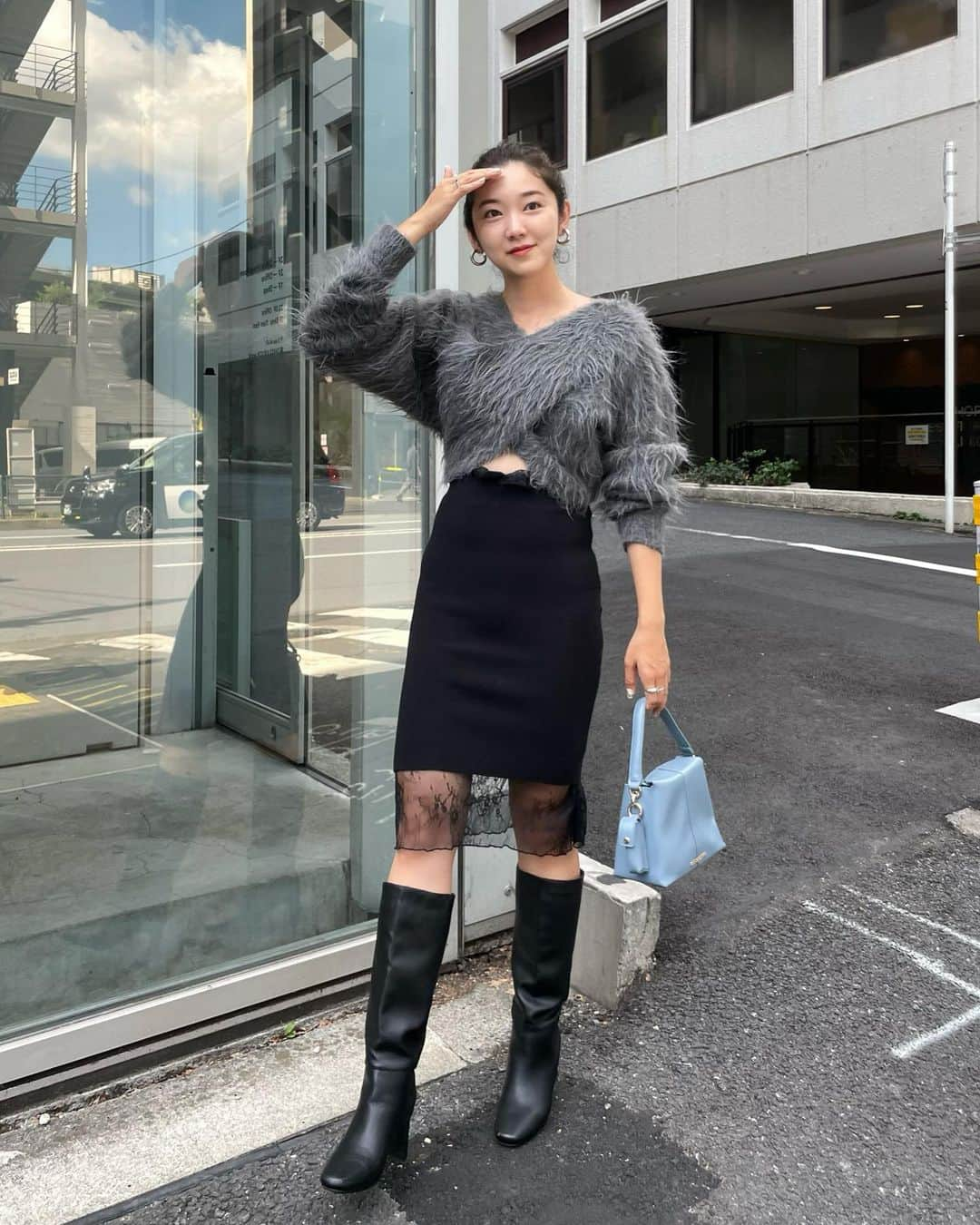 mina hinokuchiさんのインスタグラム写真 - (mina hinokuchiInstagram)「. 今日入荷、 さっそく1番人気だったこのこ🧶  長めの毛足がとっても可愛いシャギーニット。 帰りにお店を覗いたら 店頭ではプリーツミニスカート合わせが人気でした♡  この日私はレースレイヤードスカートで 少し大人っぽくグレーを。 前回載せた時に着てたアイボリーも可愛いけど、 今年はこのグレーも大人っぽくて◎  正直まだ暑いけど、欲しいニットって買いたい時には 欲しかったものが売れ切れてるので これは絶対今のうちにに買っておこう、、♡  .  #Chico #チコ #salonbychico#秋コーデ #秋服 #coordinate #コーディネート #ootd #今日のファッション #ファッション  #高身長コーデ #167cm #167cmコーデ　#骨格ストレート #骨格ナチュラル #오오티디　#데일리룩」9月14日 21時58分 - miiinah