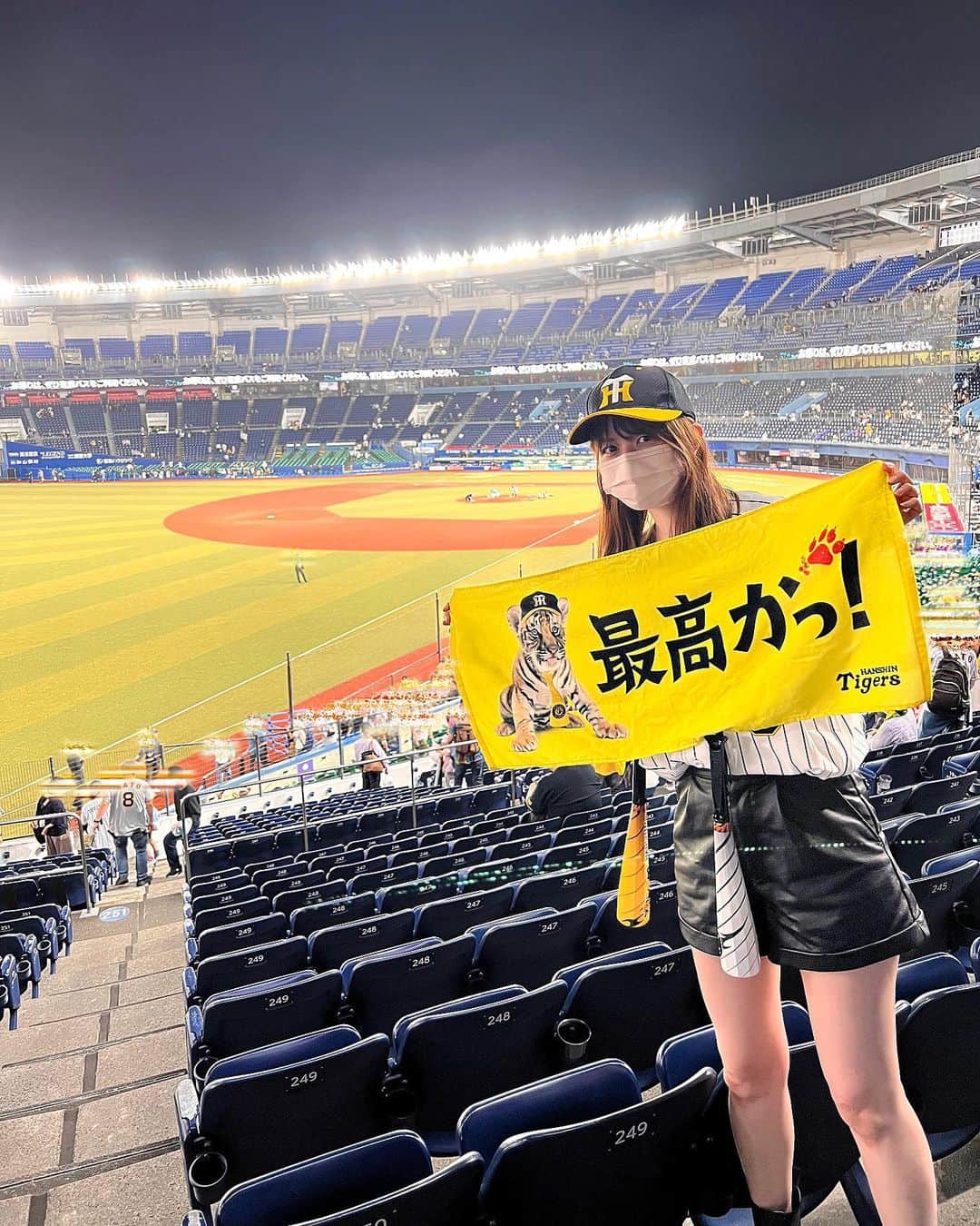 森杏奈のインスタグラム：「ㅤㅤㅤㅤㅤㅤㅤㅤㅤㅤㅤㅤㅤㅤㅤㅤㅤㅤㅤㅤ⠀⠀ ㅤㅤㅤㅤㅤㅤㅤㅤㅤㅤㅤㅤㅤㅤㅤㅤㅤㅤㅤㅤ⠀⠀ とても嬉しいのでInstagramにも🙏🏻 ㅤㅤㅤㅤㅤㅤㅤㅤㅤㅤㅤㅤㅤㅤㅤㅤㅤㅤㅤㅤ⠀⠀ 阪神、リーグ優勝おめでとうございます🥹🏆 とーーーっても嬉しい😭 ㅤㅤㅤㅤㅤㅤㅤㅤㅤㅤㅤㅤㅤㅤㅤㅤㅤㅤㅤㅤ⠀⠀ プロスピに出会えて、野球を観るようになったから この喜びを感じられています💭⸒⸒︎ ㅤㅤㅤㅤㅤㅤㅤㅤㅤㅤㅤㅤㅤㅤㅤㅤㅤㅤㅤㅤ⠀⠀ プロスピにも大感謝。 ㅤㅤㅤㅤㅤㅤㅤㅤㅤㅤㅤㅤㅤㅤㅤㅤㅤㅤㅤㅤ⠀⠀ 素晴らしい試合をありがとうございます！ さて、次は日本一のアレを目指して…！🇯🇵 ㅤㅤㅤㅤㅤㅤㅤㅤㅤㅤㅤㅤㅤㅤㅤㅤㅤㅤㅤㅤ⠀⠀ Xと同じ写真じゃ、な、な、ないよට ̫ට ; ㅤㅤㅤㅤㅤㅤㅤㅤㅤㅤㅤㅤㅤㅤㅤㅤㅤㅤㅤㅤ⠀⠀ #阪神 #阪神タイガース ㅤㅤㅤㅤㅤㅤㅤㅤㅤㅤㅤㅤㅤㅤㅤㅤㅤㅤㅤㅤ⠀⠀」