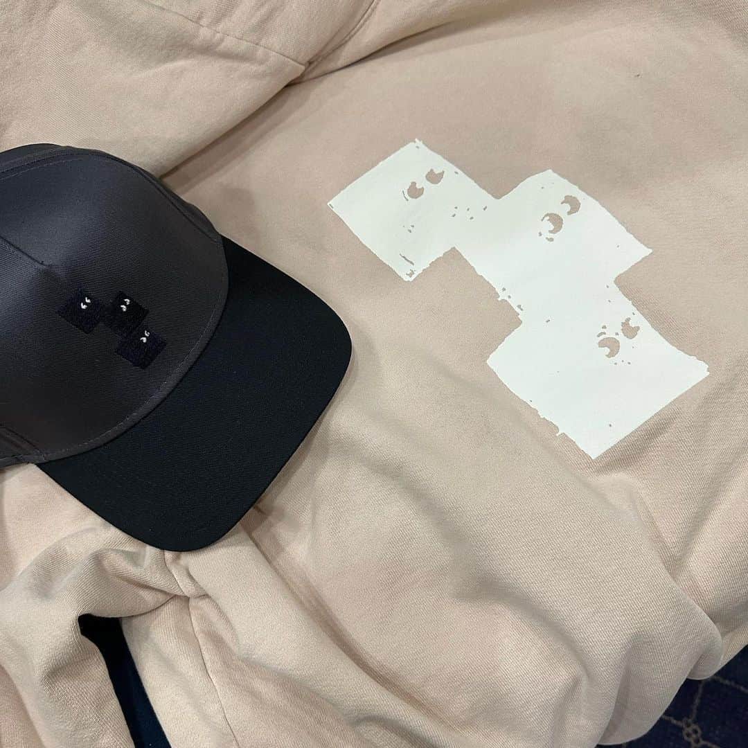 ハウィー・ケンドリックのインスタグラム：「Fall is here and winter is coming. I’m a big time hoodie guy, shout out to my buddy @g.karp for this dope hoodie and hat. He has other colors as well. Check him out.」