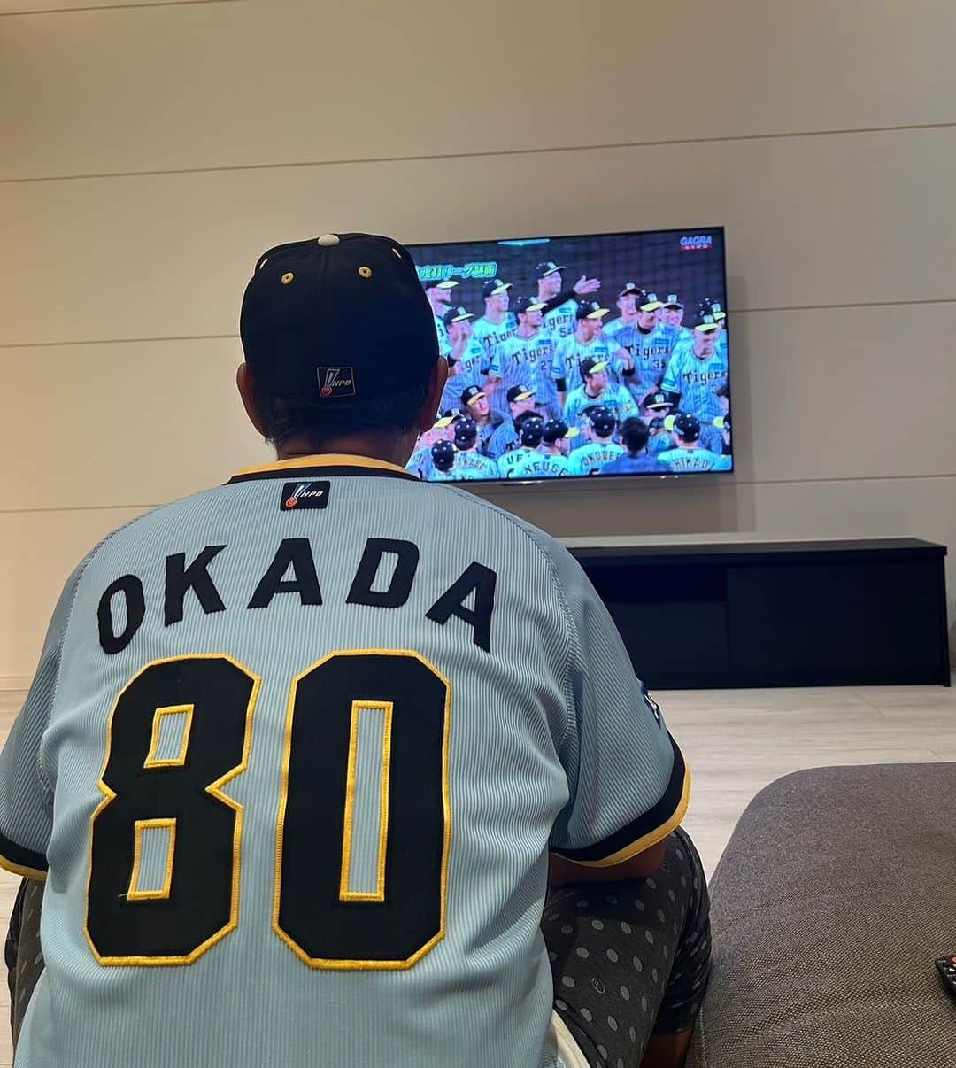 遠藤章造のインスタグラム：「阪神タイガース優勝🏆‼️ まだずーっと浸っている。ずーっとずーっと今日だけは、ずーっと😭#遠藤章造#ココリコ#阪神タイガース#優勝#ずーっと#浸ってる#今日だけは#ありがとう」