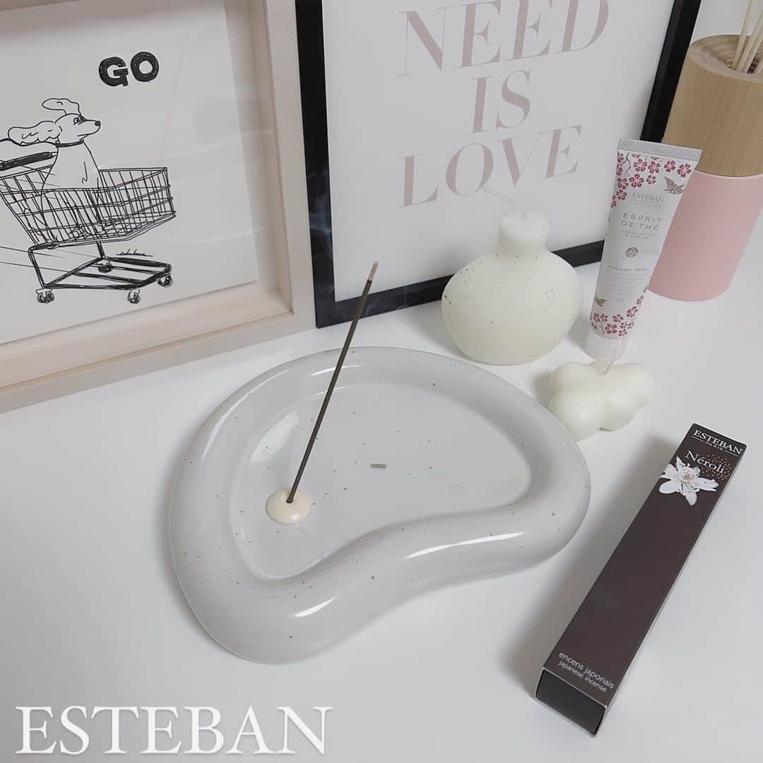 mmmaaakkkiiikkkoooのインスタグラム：「香りを楽しむ〜  @esteban.jp_official のハンドクリーム、お香&カードフレグランス💟  ハンドクリームは、クリームを広げた瞬間から、ふわっと香り 手指の潤いケアはもちろん、ふと感じる香りにリラックス✨ 100%オーガニックアルガンオイル配合で肌に浸透しやすく高保湿なのにさらりとしてベタ付きが気にならない付け心地💜  お香は、400年以上にわたって育まれた日本伝統の薫香技術を用いて、日本で丁寧に作り上げられていて、落ち着きのある雰囲気をお楽しめる✨✨ 燃焼中だけでなく、残り香も◎  カードフレグランスは、名刺入れやお財布の中などにしのばせたり、手紙に添えて移り香を楽しめる✨✨  . . . .  #エステバン #esteban #lemonsquareO @esteban.jp_official  @cchannel_lemonsquare を通じて、ESTEBAN（エステバン）から、フレグランスハンド＆ネイルクリーム、インセンススティック、カードフレグランスを提供してもらいました🙏」