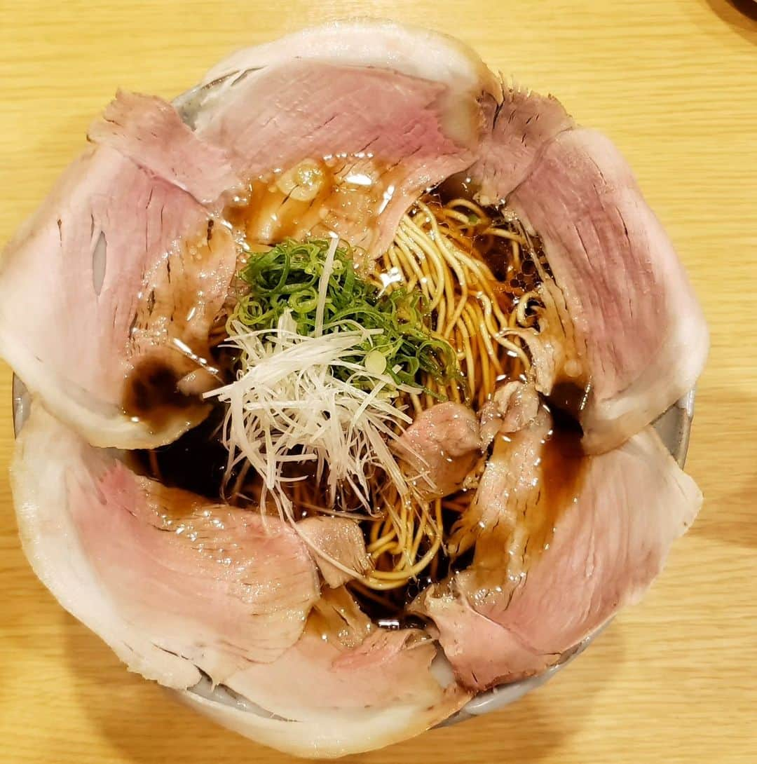 剛王のインスタグラム：「大阪No.1らーめん店の【カドヤ食堂】監修の 食べログ3.6以上の大阪の人気ラーメン店 西梅田らんぷ @lamp.nishiumeda  行ってきた。 前から食べたかった醤油らーめんポークを食べに来たのに期間限定の俺の大好きな麻辣らーめんがあったので2個食いしてしまったw  今回注文したのが 一番人気の醤油らーめんポーク 期間限定の痺・辛・旨の麻辣らーめん 天津飯  醤油らーめんポークは見た目から旨いのが伝わってきて秒で完食。 スープも豚と醤油のコラボがうますぎて全部飲んだ。 チャーシューもレアチャーシューでもっと食べたくなる。 これは頼むべし。 続いて麻辣らーめんは期間限定やからシビ辛好きには絶対食べてほしい。 食べてる最中から汗が吹き出て完食したあとはなんかサウナに入ったあとみたいになんかスッキリ気持ちよくなったw これも頼むべし。 天津飯は誰が何を言おうがうまい。 ここはほんまに気になってたお店やから行けてやかった。最高。  -------------------------------------------------------------------------------------------------- 西梅田らんぷ 住所	 大阪府大阪市福島区福島６-１１-１４ TEL  06-6453-7077 営業時間 11:00〜15:00  17:00〜21:30  定休日 無休 【お店のアカウント】 @lamp.nishiumeda JR大阪環状線 ／ 福島駅 徒歩6分（420m） JR東海道本線(京都線)(京都～大阪) ／ 大阪駅 徒歩6分（480m） #らーめん #らーめん大好き #ラーメン #ラーメン大好き #ラーメン巡り #ラーメン女子 #梅田グルメ #大阪グルメ #関西グルメ #関西ラーメン #醤油ラーメン #福島ラーメン #つけ麺 #つけめん大好き #ramen #梅田ラーメン #woomypr -------------------------------------------------------------------------------------------------- #西梅田らんぷ #カドヤ食堂 #らーめんインスタグラマー  #ラーメンインスタグラマー #ラーメン部 #ラーメン倶楽部 #ラーメンパトロール #大阪ラーメン  #食べスタグラム #グルメ #グルメスタグラム」