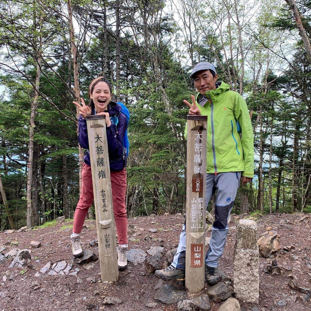 仲川希良さんのインスタグラム写真 - (仲川希良Instagram)「Voicy最新回では「山の先輩から学んだこと」をテーマにお話ししています ・ ・ シチュエーションで正解が変わるのが山だと思っています 山がすでに持っているものを感じ 自分で考えてその都度導き出す答え ・ 理解して納得することで 一歩一歩がより確実になる感覚 ・ ・ 写真は配信のなかでお名前を出させていただいた先輩、天野さん 教えるのではなく「どうしてそう思うんですか？」と私に尋ねることで 山が持つ答えに導いてくださいました ・ ・ ・ Voicyはプライベートラジオのような音声配信です 私のプロフィール @kiranakagawa  にあるリンクからぜひお楽しみください(アプリがなくても◎) ・ ・ ・ #登山 #トレッキング #ハイキング #山旅 #アウトドア #天野和明 さん　@amano.kazu #voicy @voicy_jp」9月14日 21時53分 - kiranakagawa