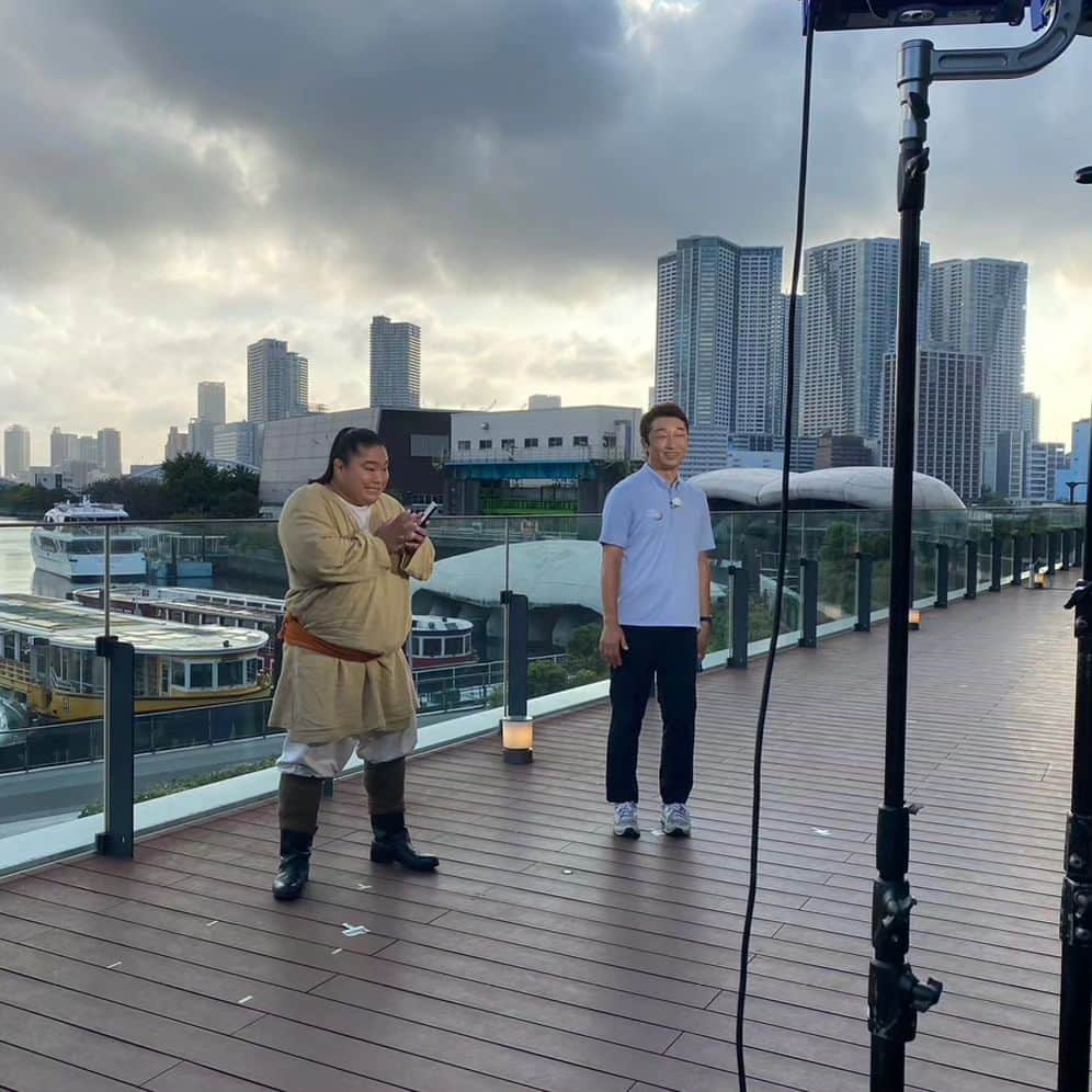 のインスタグラム：「あさTHE TIMEに生出演して、増田さんとのナイスコンビネーションで天気予報の中継をしてきました🌤️👍️ そして明日はひるおびとそれSnow Manにやらせてください(2時間SP)に出演させて頂きます📺️❇️ 是非ご覧下さい🙏🌟 #𝐕𝐈𝐕𝐀𝐍𝐓 #富栄ドラム」
