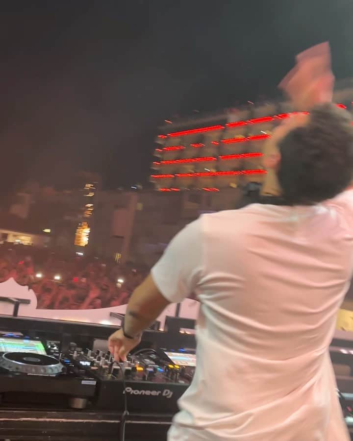 アフロジャックのインスタグラム：「Always love to play @ushuaiaibiza tnx @tomorrowland @dimitrivegasandlikemike 🔥🔥🔥」