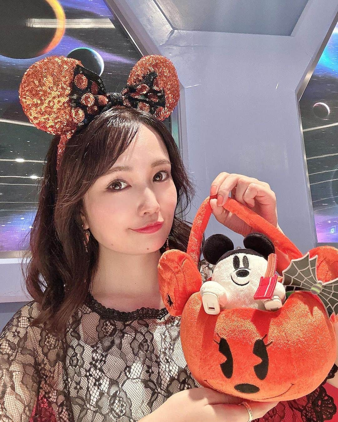 浅井麻里さんのインスタグラム写真 - (浅井麻里Instagram)「🎃Dハロ✨ディズニーハロウィーン👻 ⁡ 𝙎𝙥𝙤𝙤𝙠𝙮 𝘽𝙤𝙤〜！！👻 ⁡ ⁡ いよいよ、Dハロがスタート🧡🎃 ⁡ ほんとのスタートは明日からだけど、 今日はスニーク＆フル仮装解禁の日だから ディズニーランド激混み！😂💥 ⁡ でも、スプーキー〝Boo!〟パレードのスニーク見れたし、 ハロウィンの装飾可愛かったし、 いろんな仮装者さん達を見れて楽しかった♬🥰 ⁡ ワールドバザールのこのショーウィンドウ 可愛かったなぁ💕🍬🍰 ⁡  去年は白雪姫の仮装したけど、 今年はまた違うプリンセスに変身予定…❤️👸 (ウィッグや衣装がうまく合ったらだけど🤣) ⁡ 今年のDハロも楽しむぞー❤️🎃👻 ⁡ ⁡ #ディズニーコーデ #ディズニーグッズ #ディズニーカチューシャ #ハロウィンカチューシャ #東京ディズニーリゾート #Dハロ #ディズニーハロウィン #ハロウィン #ハロウィーン #ディズニーハロウィーン #tokyodisneyresort #tokyodisneyland #Dハロ仮装 #ディズニーバウンド #ハロウィンディズニー #カチューシャコーデ #ディズニーランド #東京ディズニーランド #disneyhalloween #halloweendisney #halloween #ディズニーフォトスポット #ワールドバザール」9月14日 21時59分 - mari_asai_625