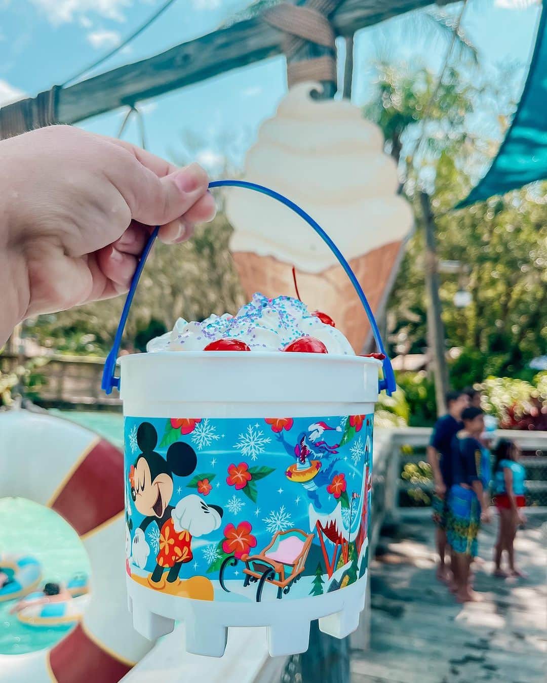 Walt Disney Worldのインスタグラム：「Nothing better than celebrating the last splashes of summer with sundaes at Typhoon Lagoon. 🌊 Drop a 🍨 if you agree! (📸: @friend.like.autumn)」