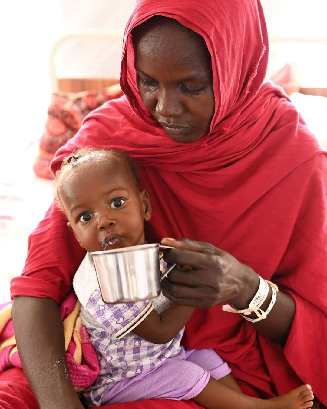 unicefさんのインスタグラム写真 - (unicefInstagram)「These children are receiving a milk-based nutritional supplement, provided with UNICEF’s support at a refugee camp based in eastern Chad.  After fleeing conflict in Sudan, more than 400,000 people, mostly women and children, have sought refuge in these camps.  Our teams are on the ground, providing families with access to vital health services, nutrition and medical care.  #ForEveryChild  © UNICEF/Dejongh」9月14日 22時00分 - unicef