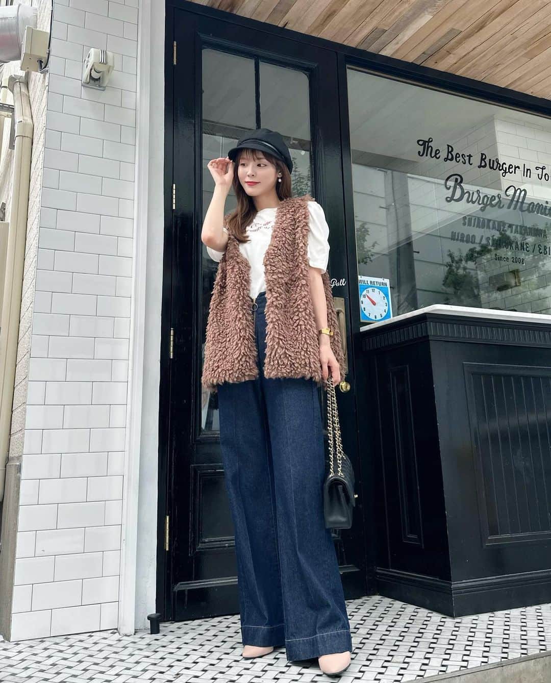 磯田 ひかる(Hikaru Isoda) のインスタグラム：「こんばんは🌛 今日も一日お疲れ様でした🤍  今年も登場頻度が高そうなファーベスト🐑 デニムと合わせてカジュアルなスタイルにしたよ♡  【着用アイテム】 Vest @classicalelf_official  ボリュームプードルフェイクファーベスト ¥2,999税込  Pants & T-Shirts @31sonsdemode  タックスリーブロゴＴシャツ 01オフホワイト ¥5,940(税込)  ハイウエストデニムワイドパンツ 73インディゴ ¥10,450(税込)  ------------------------------ picaru：162cm / 骨格ウェーブ 1st ブライトスプリング 2nd ブライトサマー  大人可愛いスタイルアップコーデ ヘアメイクを合わせた トータルスタイリングを提案🤍  不定期にストーリーで ファッションお悩み相談募集中🥰 ------------------------------  他の投稿を見る→【@picaruuu】」