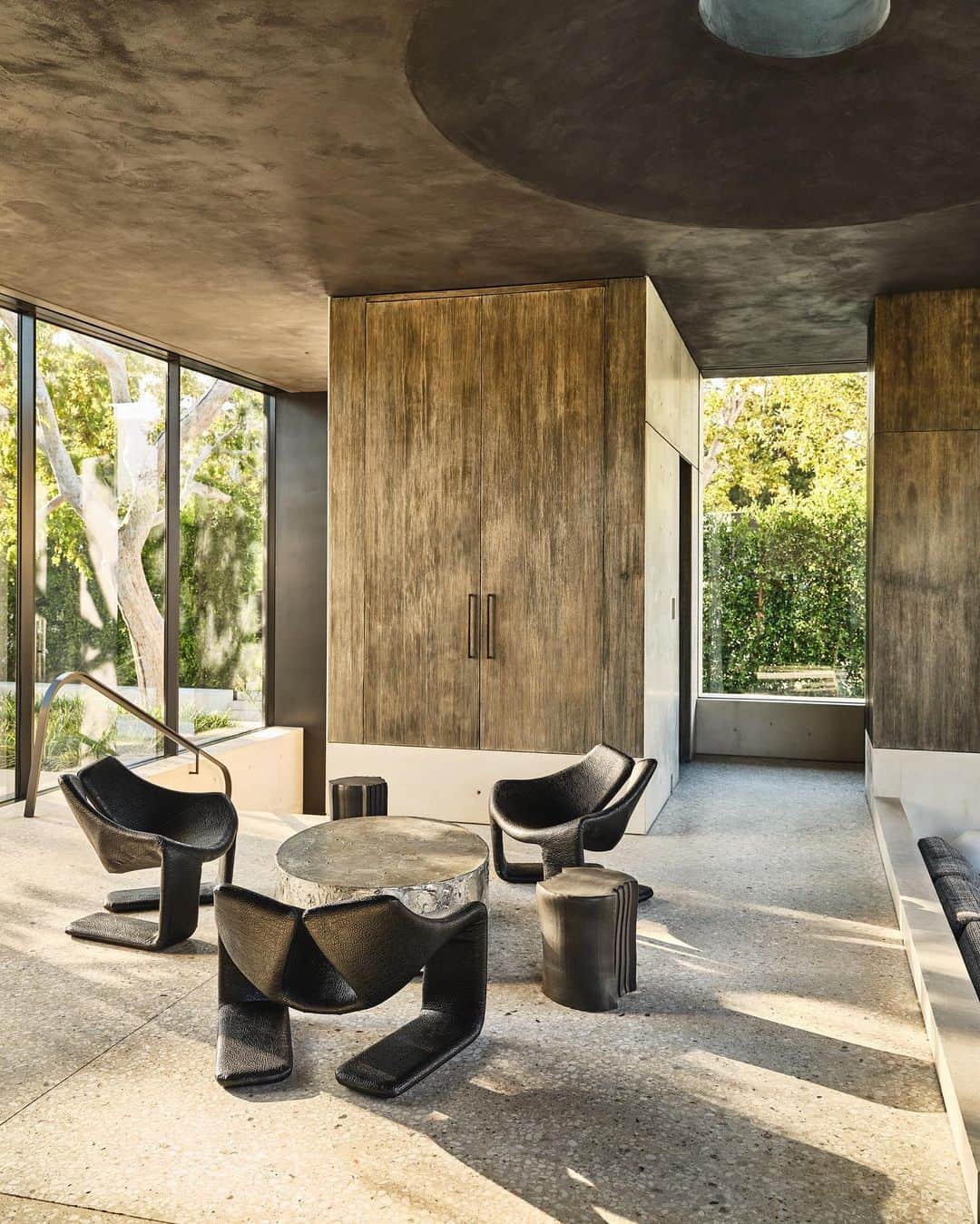 ケリーウェアスラーのインスタグラム：「SPACE INVADERS In this residential project, the pool pavilion furniture exudes a sculptural charm, featuring reupholstered and restored midcentury modern lounge seating by Kwok Hoi Chan for Steiner. The pewter coffee table crafted by Christopher Gentner and the pressed stool designed by Floris Wubben add distinctive accents to the space. XK」