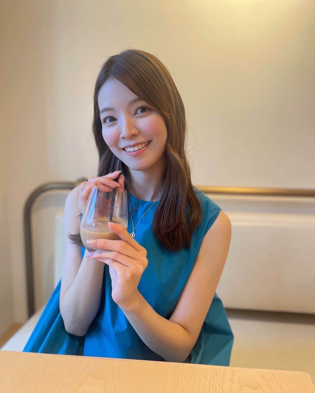 三宅絹紗のインスタグラム：「☕️ 癒しのお茶たいむ🧸  日中はまだまだ暑いので 涼む時間が必須です🥹  来週ごろから気温が秋らしくなりそうですが、 服の衣替えが どうも苦手…🍂  #いつかの休日#二宮真佑子 の#お茶っこじかん ではなく🙏#三宅絹紗 のお茶っこじかん🤣#いわて#めんこいテレビ」