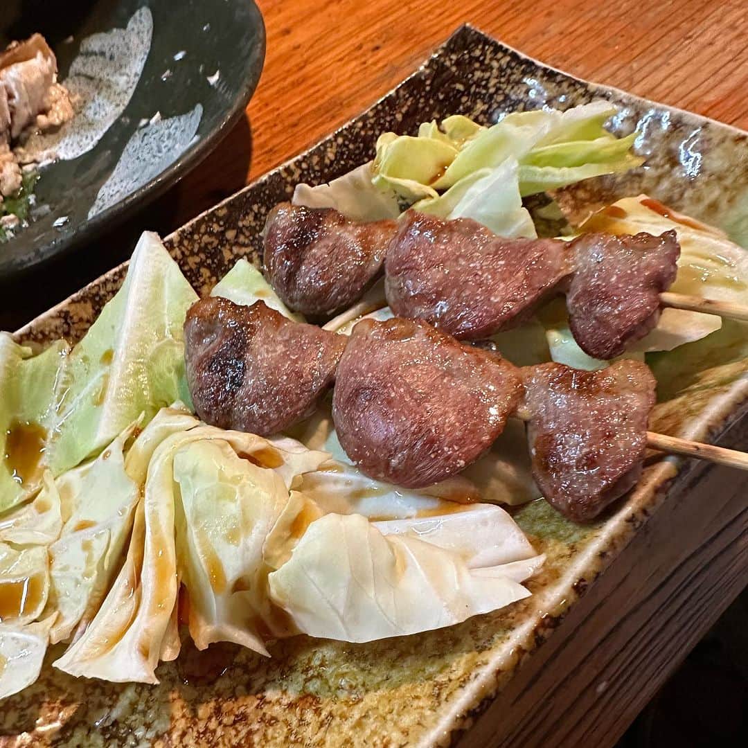 川原由維さんのインスタグラム写真 - (川原由維Instagram)「「ふーずばーきんしゃい🇯🇵」  くにちゃんとの6月は、常連さんが通う昔ながらの居心地の良い居酒屋さん🏮 鶏の砂ずり刺しが名物だが、お店的にはそうじゃないらしい🤭  #フレンチ#french #福岡#博多#福岡グルメ #博多グルメ#グルメ#食べログ#西中洲#champagne#wine #中華 #焼肉#お酒#日本酒#紹興酒#お肉 #イタリアン#酒のあて#日本酒#ワイン#シャンパン#和食#日本食 #鉄板焼き #寿司 #鮨 #ふーずばーきんしゃい」9月14日 22時02分 - yui5520