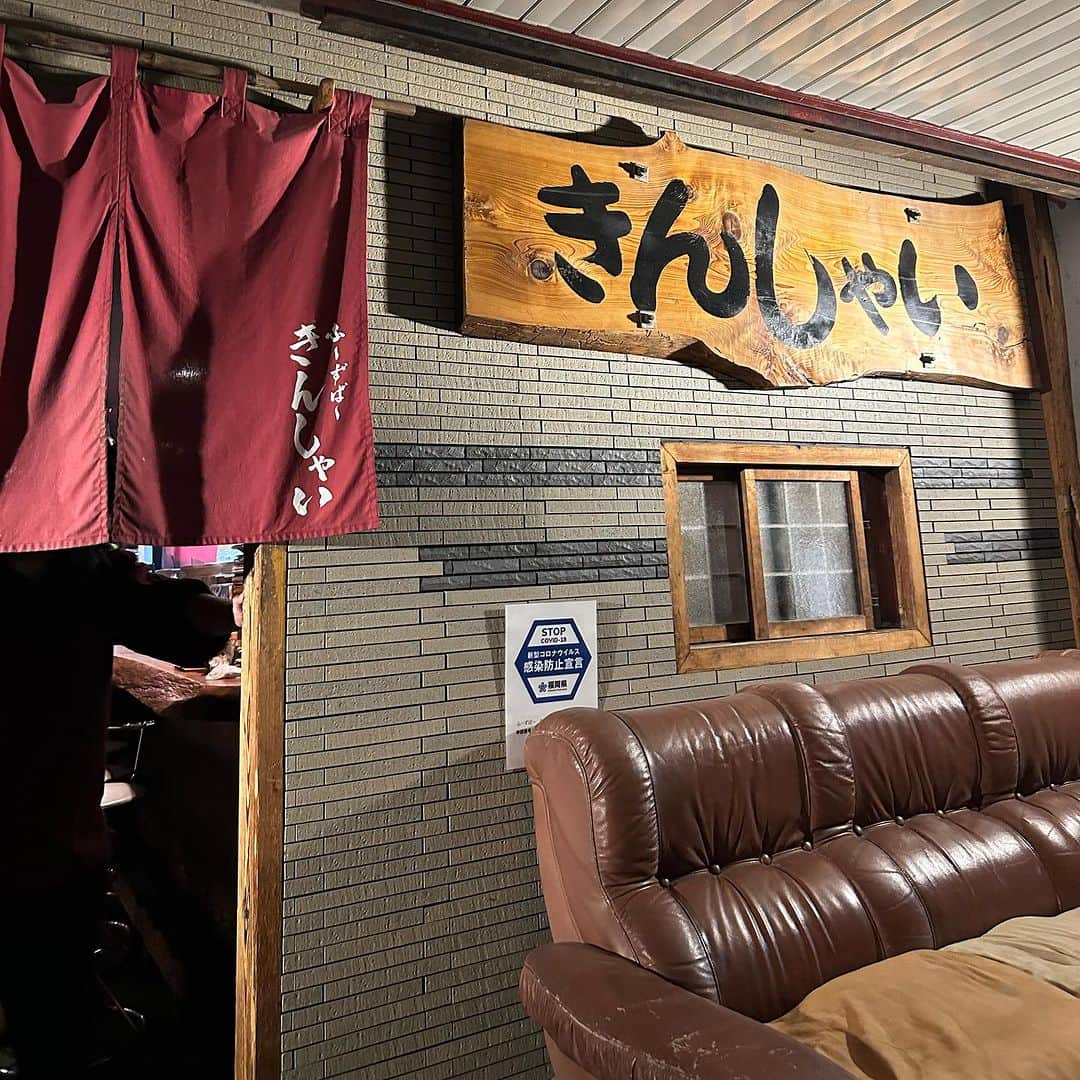 川原由維さんのインスタグラム写真 - (川原由維Instagram)「「ふーずばーきんしゃい🇯🇵」  くにちゃんとの6月は、常連さんが通う昔ながらの居心地の良い居酒屋さん🏮 鶏の砂ずり刺しが名物だが、お店的にはそうじゃないらしい🤭  #フレンチ#french #福岡#博多#福岡グルメ #博多グルメ#グルメ#食べログ#西中洲#champagne#wine #中華 #焼肉#お酒#日本酒#紹興酒#お肉 #イタリアン#酒のあて#日本酒#ワイン#シャンパン#和食#日本食 #鉄板焼き #寿司 #鮨 #ふーずばーきんしゃい」9月14日 22時02分 - yui5520