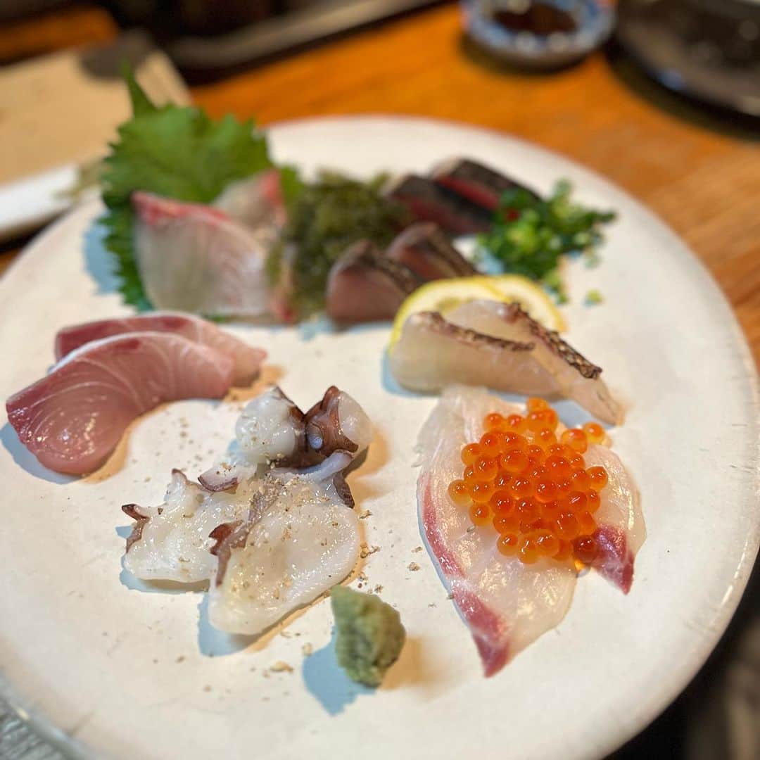 川原由維さんのインスタグラム写真 - (川原由維Instagram)「「ふーずばーきんしゃい🇯🇵」  くにちゃんとの6月は、常連さんが通う昔ながらの居心地の良い居酒屋さん🏮 鶏の砂ずり刺しが名物だが、お店的にはそうじゃないらしい🤭  #フレンチ#french #福岡#博多#福岡グルメ #博多グルメ#グルメ#食べログ#西中洲#champagne#wine #中華 #焼肉#お酒#日本酒#紹興酒#お肉 #イタリアン#酒のあて#日本酒#ワイン#シャンパン#和食#日本食 #鉄板焼き #寿司 #鮨 #ふーずばーきんしゃい」9月14日 22時02分 - yui5520