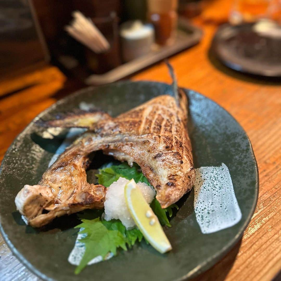 川原由維さんのインスタグラム写真 - (川原由維Instagram)「「ふーずばーきんしゃい🇯🇵」  くにちゃんとの6月は、常連さんが通う昔ながらの居心地の良い居酒屋さん🏮 鶏の砂ずり刺しが名物だが、お店的にはそうじゃないらしい🤭  #フレンチ#french #福岡#博多#福岡グルメ #博多グルメ#グルメ#食べログ#西中洲#champagne#wine #中華 #焼肉#お酒#日本酒#紹興酒#お肉 #イタリアン#酒のあて#日本酒#ワイン#シャンパン#和食#日本食 #鉄板焼き #寿司 #鮨 #ふーずばーきんしゃい」9月14日 22時02分 - yui5520