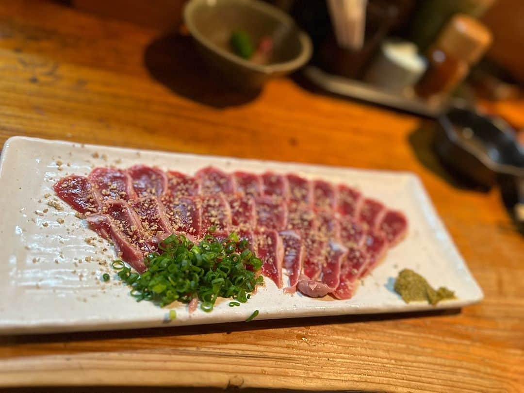 川原由維さんのインスタグラム写真 - (川原由維Instagram)「「ふーずばーきんしゃい🇯🇵」  くにちゃんとの6月は、常連さんが通う昔ながらの居心地の良い居酒屋さん🏮 鶏の砂ずり刺しが名物だが、お店的にはそうじゃないらしい🤭  #フレンチ#french #福岡#博多#福岡グルメ #博多グルメ#グルメ#食べログ#西中洲#champagne#wine #中華 #焼肉#お酒#日本酒#紹興酒#お肉 #イタリアン#酒のあて#日本酒#ワイン#シャンパン#和食#日本食 #鉄板焼き #寿司 #鮨 #ふーずばーきんしゃい」9月14日 22時02分 - yui5520