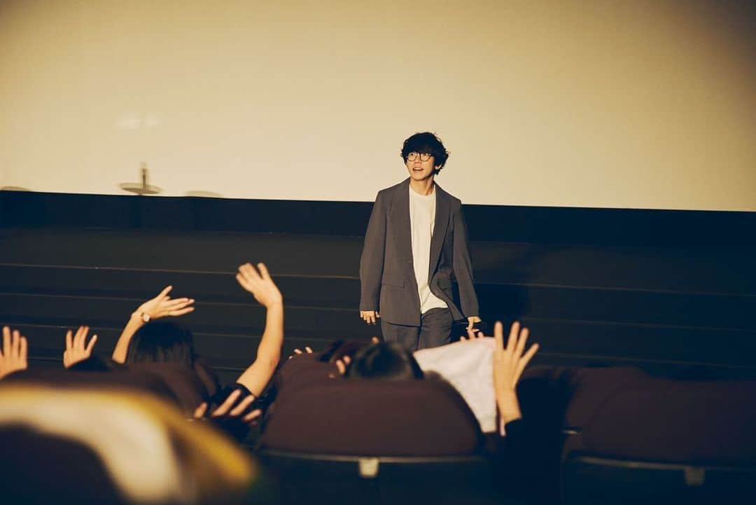 片岡健太さんのインスタグラム写真 - (片岡健太Instagram)「『sumika』～10th Anniversary THE MOVIE～ アンコール上映・舞台挨拶が終了しました。 楽しくてあっという間でした。 司会のマイメン遠山さんもありがたや。  初回の打ち合わせから約1年。 製作に携わってくれた全てのスタッフに感謝は尽きません。 この映画を作りきれたのは製作途中でも愛のある言葉をかけ続けてくれた皆さんのおかげです。  そして全国各地の映画館が本日を含めて、全日程満員だったと聞きました。  製作を始めた当初は、演奏主体の映像作品ではなく、メンバーのパーソナルな部分に焦点を当てた映像に興味を持ってもらえるんだろうか。と不安に思っていましたが、公開後に多くの方から声を頂いて、バンド活動の過程にまで興味を持ってもらえて本当に有り難かったです。 改めて、幸せ者なバンドマンだなと思っています。  当たり前に続いていくものは、この世に一つもありません。  今日も明日もやりきって、自分の好きな自分でいられるようにバンド活動を続けていきます。  楽しい事、可笑しな事、テンションがあがることをしましょう。 これからのsumikaもよろしくお願いします。  Photo @tetsuyayamakawa   #sumika #sumika映画」9月14日 22時03分 - kentakataoka