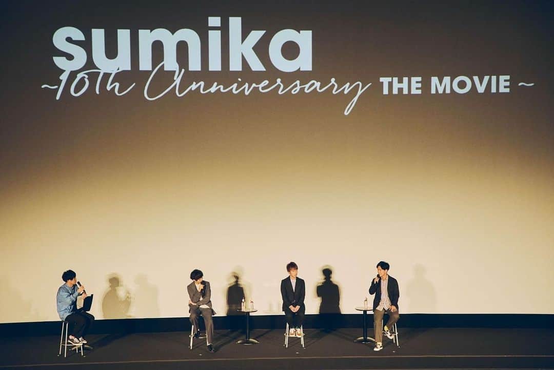 片岡健太さんのインスタグラム写真 - (片岡健太Instagram)「『sumika』～10th Anniversary THE MOVIE～ アンコール上映・舞台挨拶が終了しました。 楽しくてあっという間でした。 司会のマイメン遠山さんもありがたや。  初回の打ち合わせから約1年。 製作に携わってくれた全てのスタッフに感謝は尽きません。 この映画を作りきれたのは製作途中でも愛のある言葉をかけ続けてくれた皆さんのおかげです。  そして全国各地の映画館が本日を含めて、全日程満員だったと聞きました。  製作を始めた当初は、演奏主体の映像作品ではなく、メンバーのパーソナルな部分に焦点を当てた映像に興味を持ってもらえるんだろうか。と不安に思っていましたが、公開後に多くの方から声を頂いて、バンド活動の過程にまで興味を持ってもらえて本当に有り難かったです。 改めて、幸せ者なバンドマンだなと思っています。  当たり前に続いていくものは、この世に一つもありません。  今日も明日もやりきって、自分の好きな自分でいられるようにバンド活動を続けていきます。  楽しい事、可笑しな事、テンションがあがることをしましょう。 これからのsumikaもよろしくお願いします。  Photo @tetsuyayamakawa   #sumika #sumika映画」9月14日 22時03分 - kentakataoka