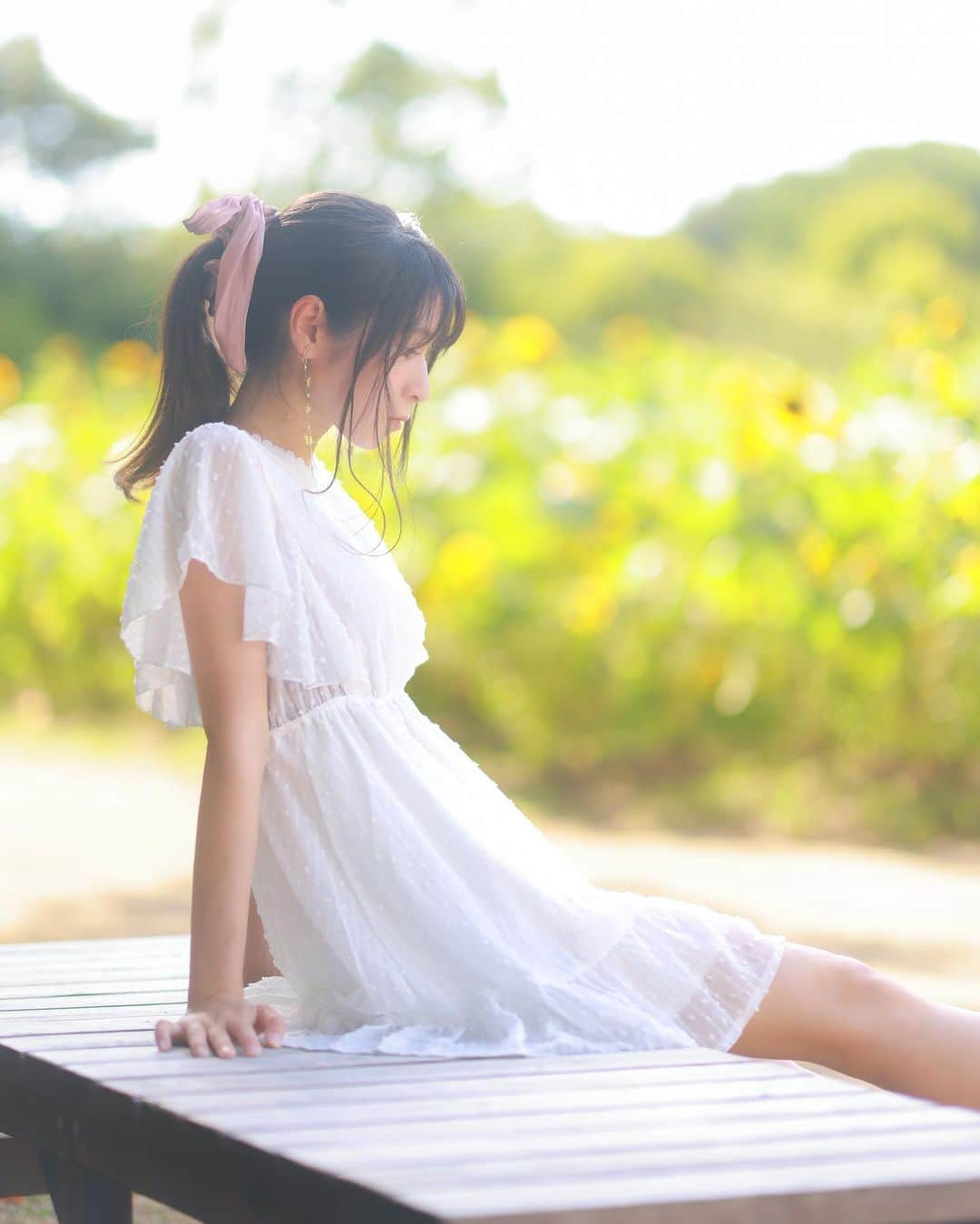ちかちゃのインスタグラム：「. もうすぐ金木犀の季節だねえ  夏の終わりはさみしいねえ  そんな感じで、 久々ですが元気です . . . photographer:) @sak1photo #さきふぉと専属モデル #ポートレート」