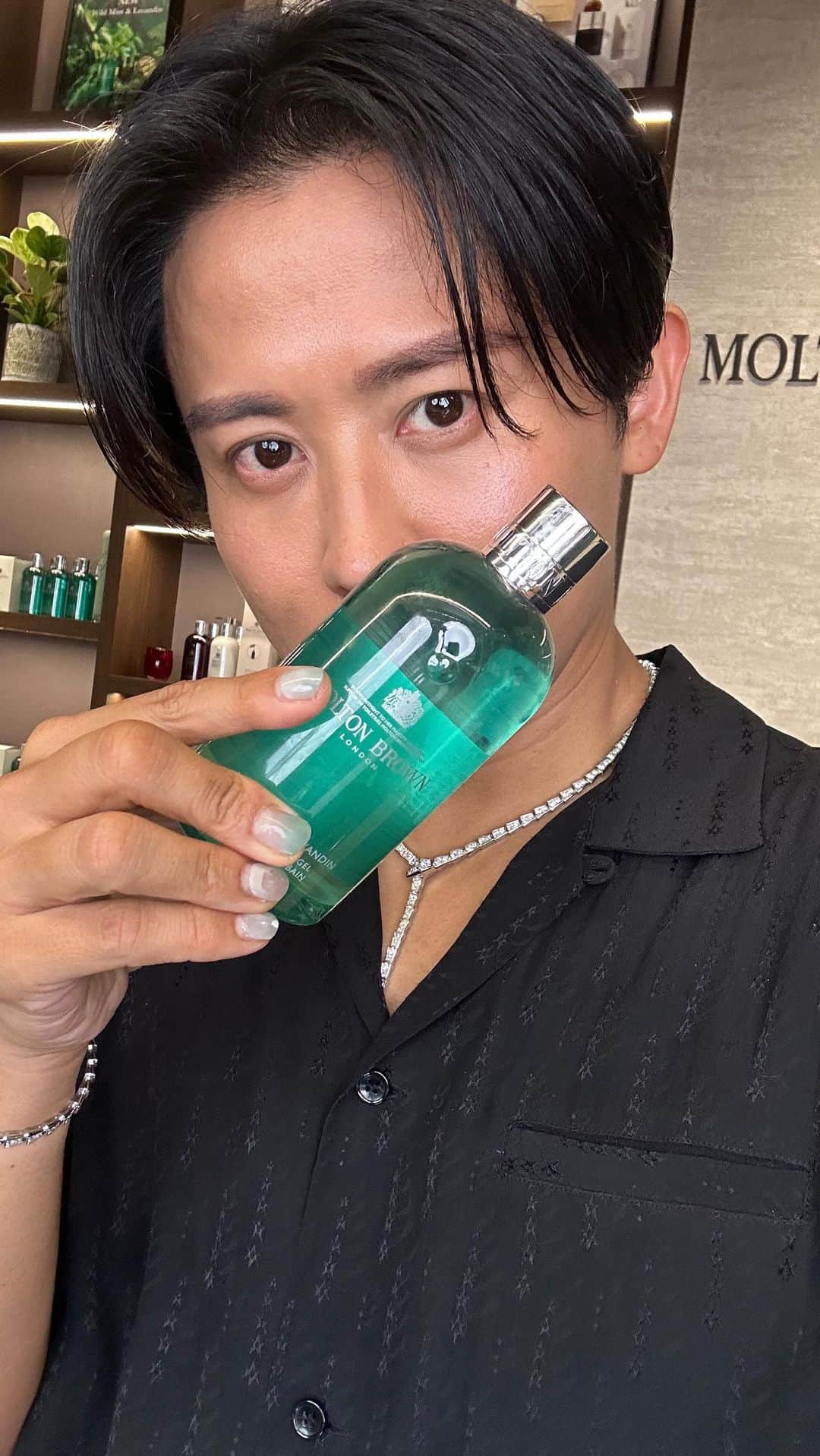 のインスタグラム：「モルトンブラウン二子玉川店からライブさせていただきました♡ Benousのみんなもぜひ足を運んでみてください♡  今回もライブ視聴者様限定のクーポンをご用意しました！  【クーポン内容】 公式オンラインストア、もしくは一部の店舗にてワイルドミント＆ラバンジンに限らず、3,960円以上購入でシャンプーコンディショナー（各30ml）2本をプレゼント  【クーポンコード】 クーポンコード：wild23aw  【対象店舗】 公式オンラインストア URL：https://bit.ly/44NWnl5 店舗：二子玉店／新丸ビル店／神戸BAL店／阪急うめだ本店7Fモルトンブラウン店  【クーポン使用期間】 9月14日(木)20:00～9月30日（土）23:59 ※特典の在庫がなくなり次第、期間内であっても終了  【使用方法】 ・公式オンラインストアの場合 ✓携帯電話からのご注文 ❶お支払い方法選択ページのクーポンコード入力エリアにて、クーポンコードを入力してください。 ❷「→」ボタンをクリックし、ご注文ください。 ❸注文完了後に届くメールで、注文明細にクーポンコードが 　掲載されたことをご確認ください。  ✓PCからのご注文 ❶ご購入手続き画面の右側にクーポンコード入力エリアにて、クーポンコードを入力してください。 ❷クーポンコードを入力し「適用する」ボタンをクリックして、ご注文ください。 ❸注文完了後に届くメールで、注文明細にクーポンコードが 　掲載されたことをご確認ください。 ・店舗の場合 LIVE配信のスクリーンショット提示してください。  特典に関するお問い合わせは公式アカウント＠moltonbrownjapanまでお願いいたします。  #sponsored #モルトンブラウン #ワイルドミント＆ラバンジン」